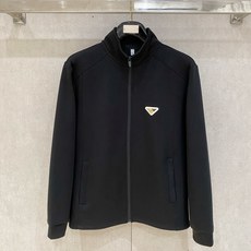 2026秋冬Prada普拉达三角标立领开衫卫衣 男士轻奢拉链外套 ✅高弹针织面料,柔软亲肤,垂感挺括 ✅左胸经典三角金属 2026秋冬Prada普拉达三角标立领开衫卫衣 男士轻奢拉链外套 ✅高弹针织面料,柔软亲肤,垂感挺括 ✅左胸经典三角金属