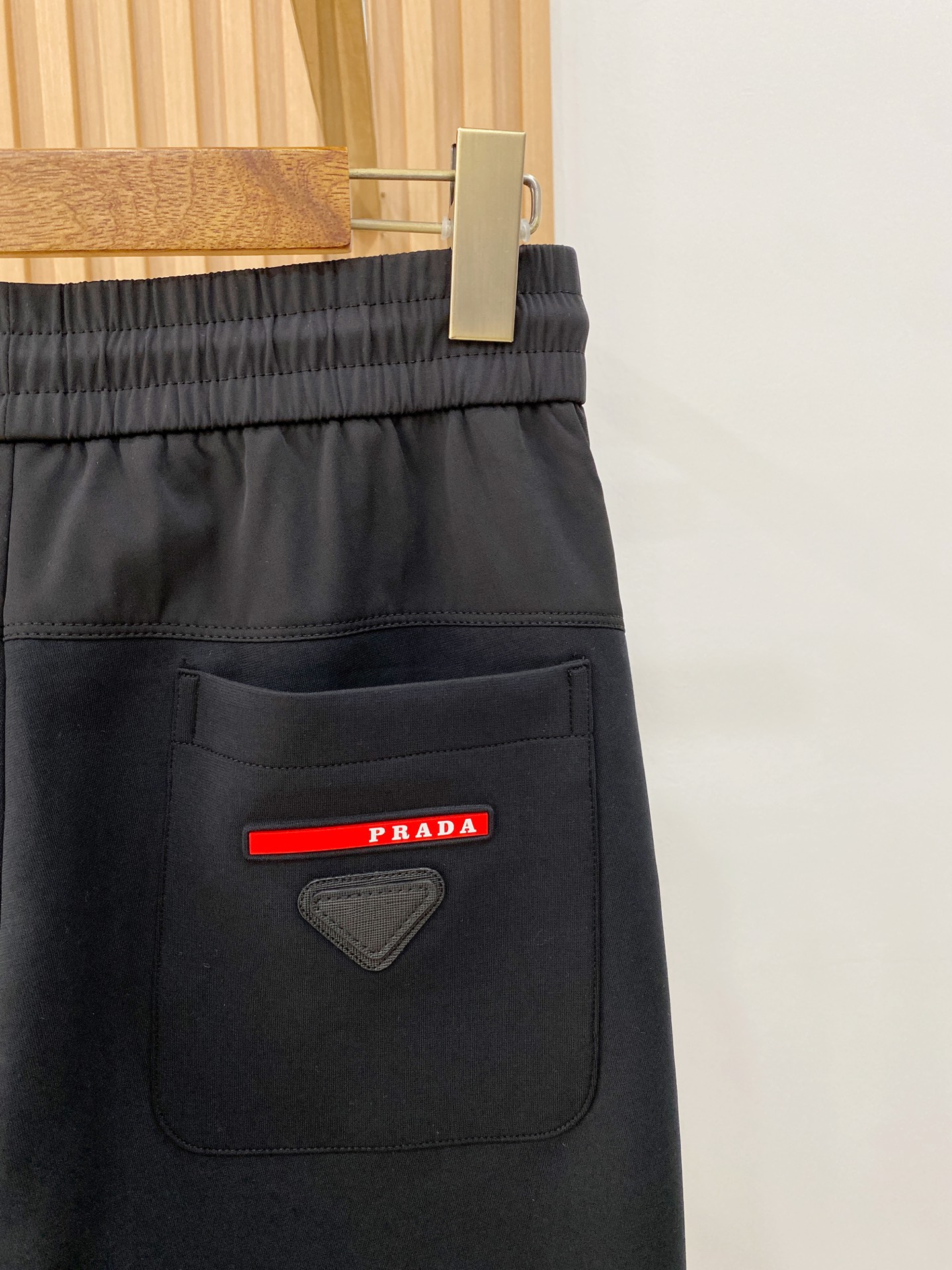 新品 P普拉达【新品】秋冬26ss休闲裤金典再次出现,原单订制高品质时尚休闲裤。超级百搭款。独家定制面料,挺阔有型,贴身 新品 P普拉达【新品】秋冬26ss休闲裤金典再次出现,原单订制高品质时尚休闲裤。超级百搭款。独家定制面料,挺阔有型,贴身