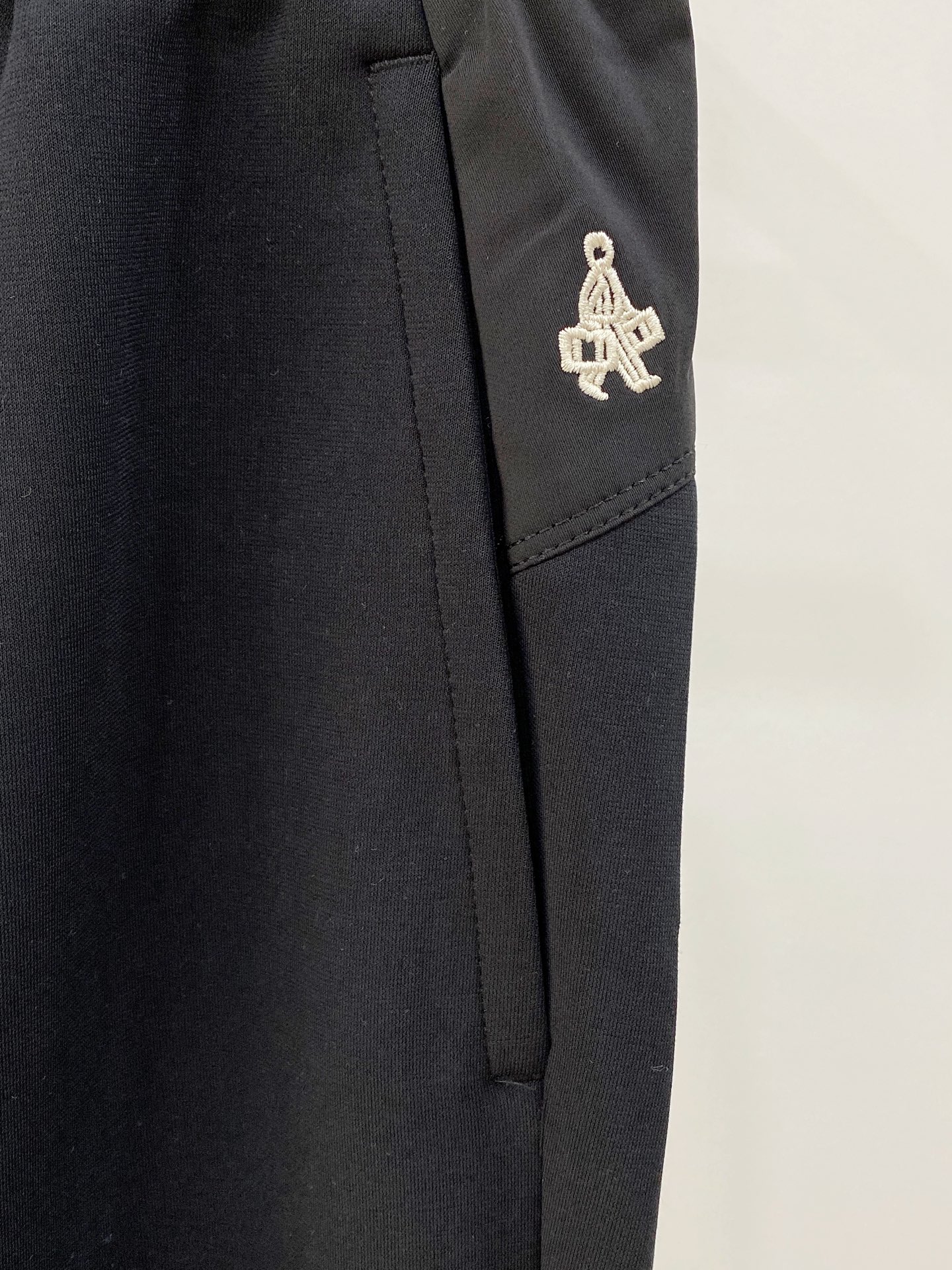 新品 P普拉达【新品】秋冬26ss休闲裤金典再次出现,原单订制高品质时尚休闲裤。超级百搭款。独家定制面料,挺阔有型,贴身 新品 P普拉达【新品】秋冬26ss休闲裤金典再次出现,原单订制高品质时尚休闲裤。超级百搭款。独家定制面料,挺阔有型,贴身