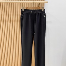 新品 P普拉达【新品】秋冬26ss休闲裤金典再次出现,原单订制高品质时尚休闲裤。超级百搭款。独家定制面料,挺阔有型,贴身 新品 P普拉达【新品】秋冬26ss休闲裤金典再次出现,原单订制高品质时尚休闲裤。超级百搭款。独家定制面料,挺阔有型,贴身