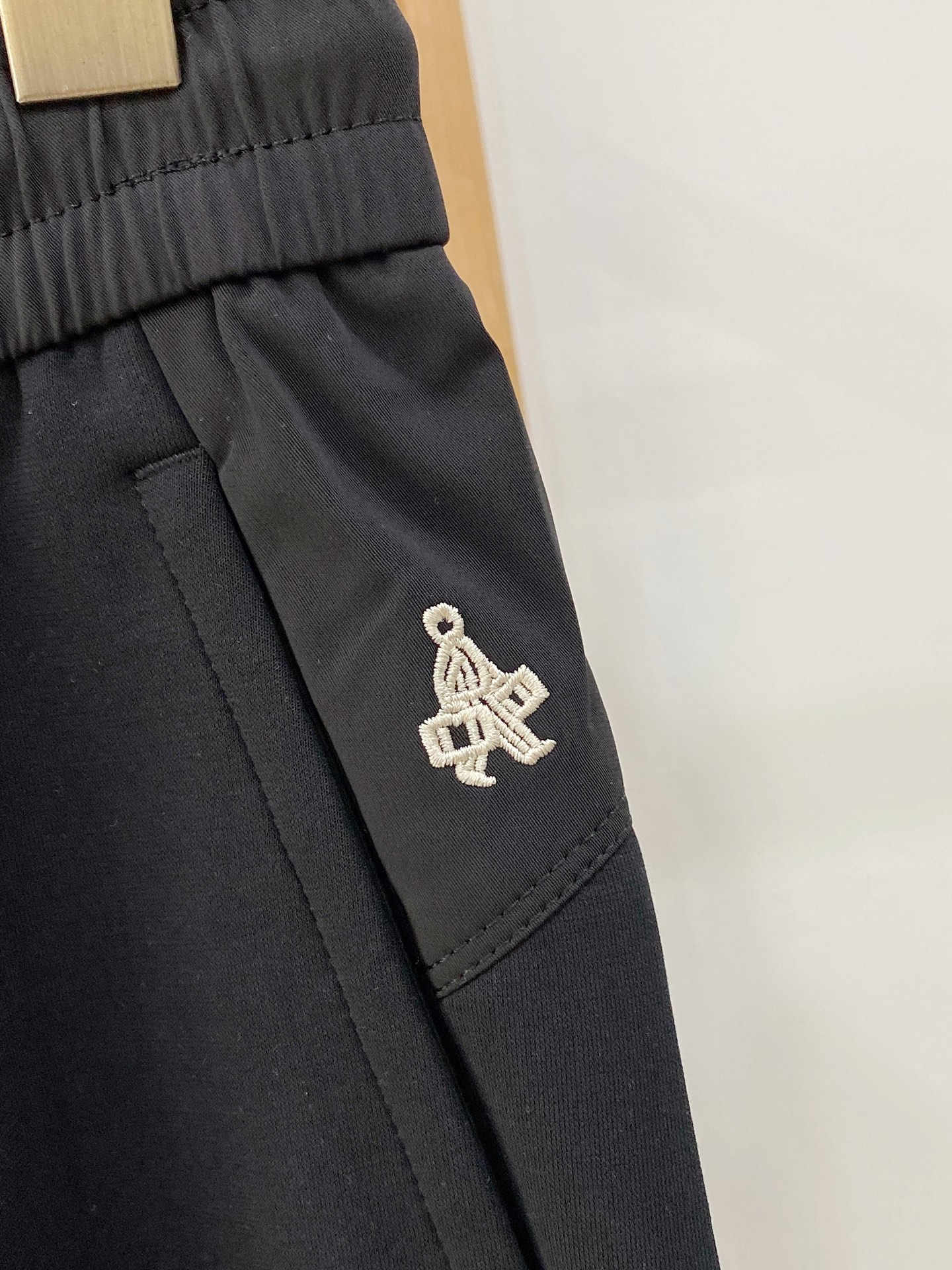 新品 P普拉达【新品】秋冬26ss休闲裤金典再次出现,原单订制高品质时尚休闲裤。超级百搭款。独家定制面料,挺阔有型,贴身 新品 P普拉达【新品】秋冬26ss休闲裤金典再次出现,原单订制高品质时尚休闲裤。超级百搭款。独家定制面料,挺阔有型,贴身