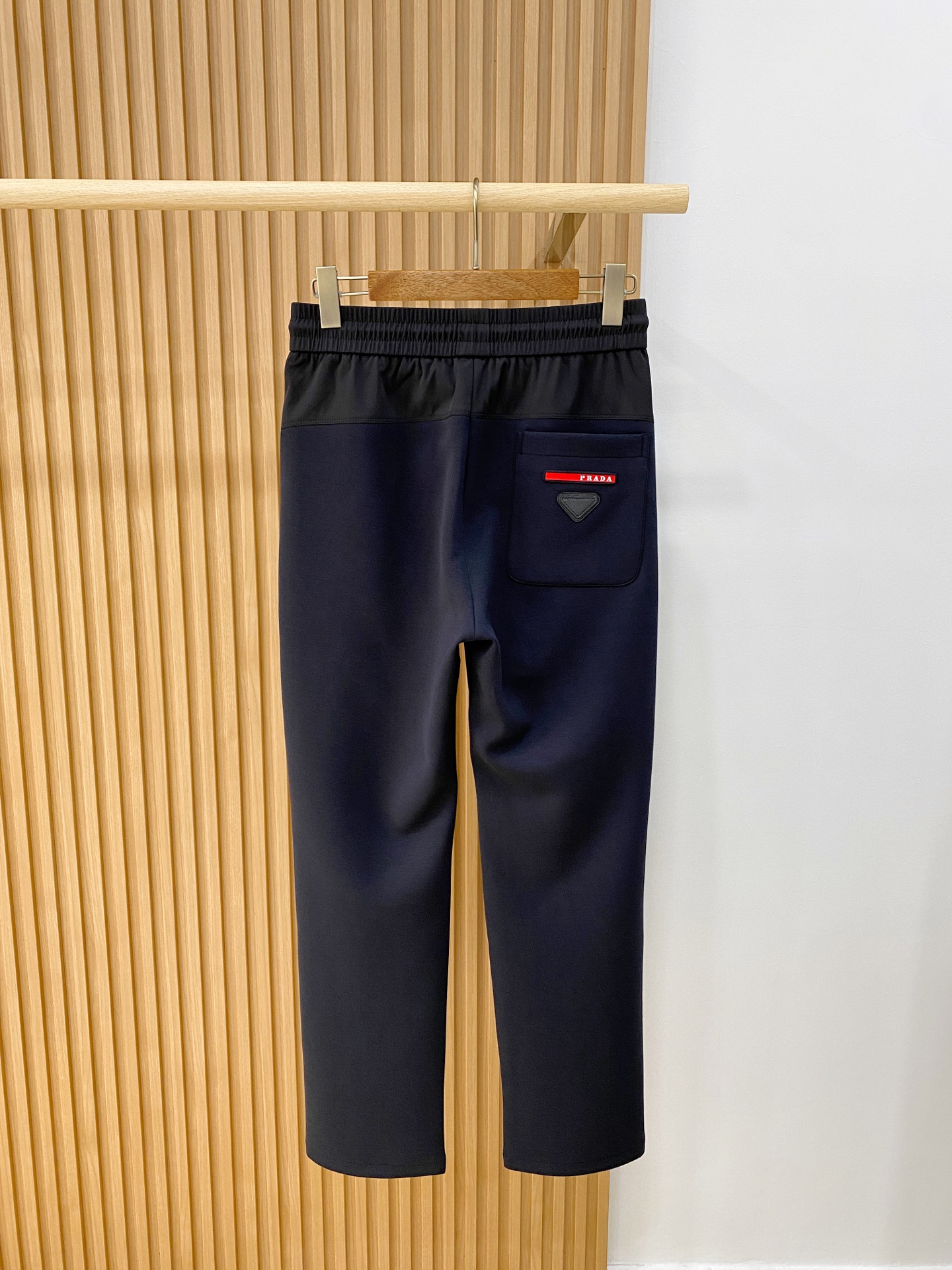 新品 P普拉达【新品】秋冬26ss休闲裤金典再次出现,原单订制高品质时尚休闲裤。超级百搭款。独家定制面料,挺阔有型,贴身 新品 P普拉达【新品】秋冬26ss休闲裤金典再次出现,原单订制高品质时尚休闲裤。超级百搭款。独家定制面料,挺阔有型,贴身
