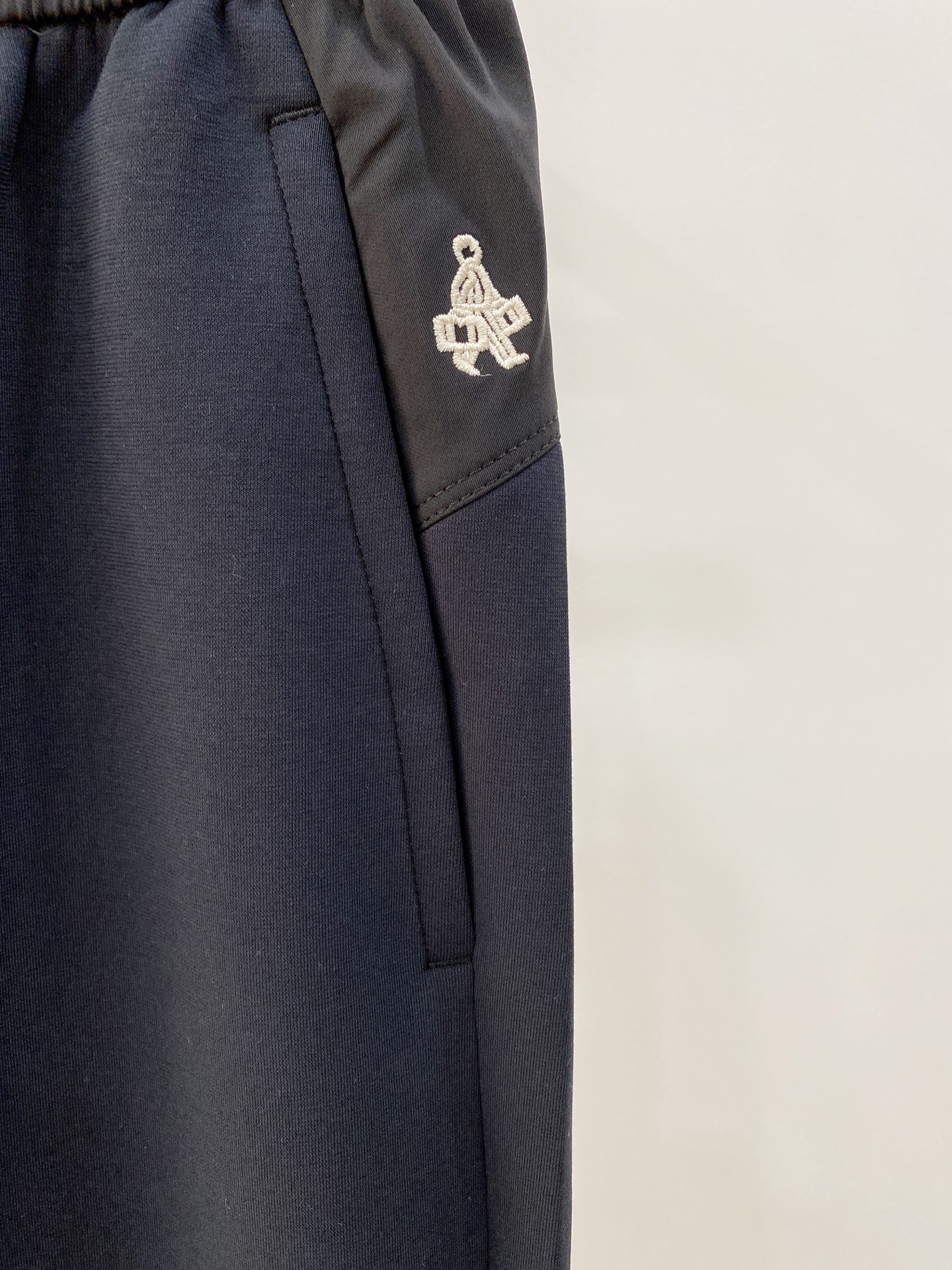 新品 P普拉达【新品】秋冬26ss休闲裤金典再次出现,原单订制高品质时尚休闲裤。超级百搭款。独家定制面料,挺阔有型,贴身 新品 P普拉达【新品】秋冬26ss休闲裤金典再次出现,原单订制高品质时尚休闲裤。超级百搭款。独家定制面料,挺阔有型,贴身