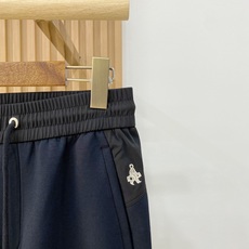 新品 P普拉达【新品】秋冬26ss休闲裤金典再次出现,原单订制高品质时尚休闲裤。超级百搭款。独家定制面料,挺阔有型,贴身 新品 P普拉达【新品】秋冬26ss休闲裤金典再次出现,原单订制高品质时尚休闲裤。超级百搭款。独家定制面料,挺阔有型,贴身