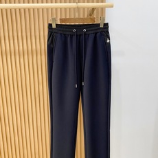 新品 P普拉达【新品】秋冬26ss休闲裤金典再次出现,原单订制高品质时尚休闲裤。超级百搭款。独家定制面料,挺阔有型,贴身 新品 P普拉达【新品】秋冬26ss休闲裤金典再次出现,原单订制高品质时尚休闲裤。超级百搭款。独家定制面料,挺阔有型,贴身