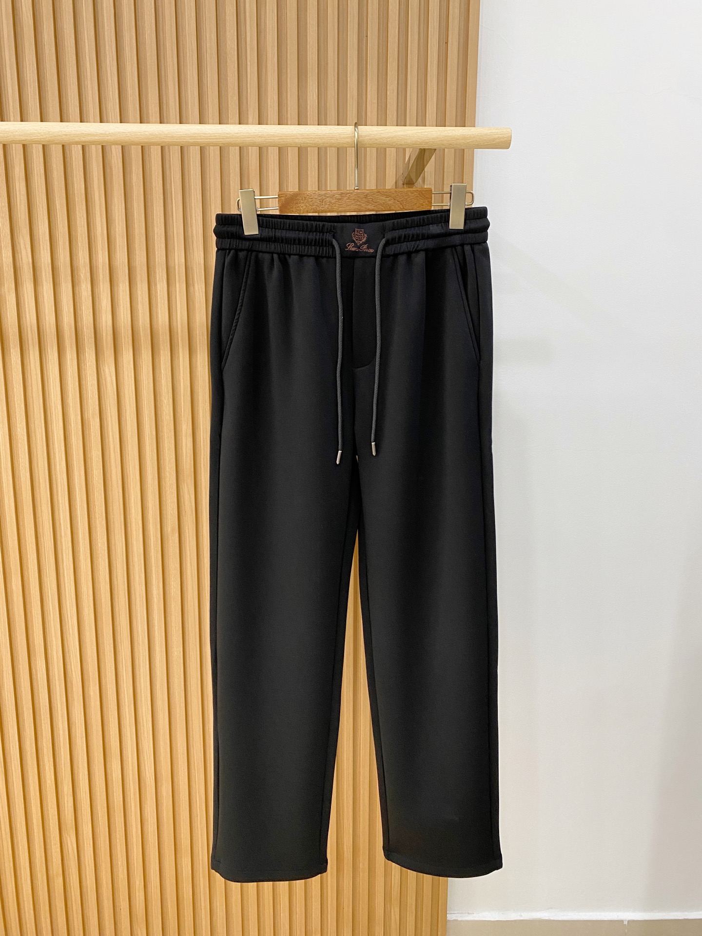 新品 PLoro Piana【新品】秋冬26ss休闲裤金典再次出现，原单订制高品质时尚休闲裤。超级百搭款。独家定制面料，