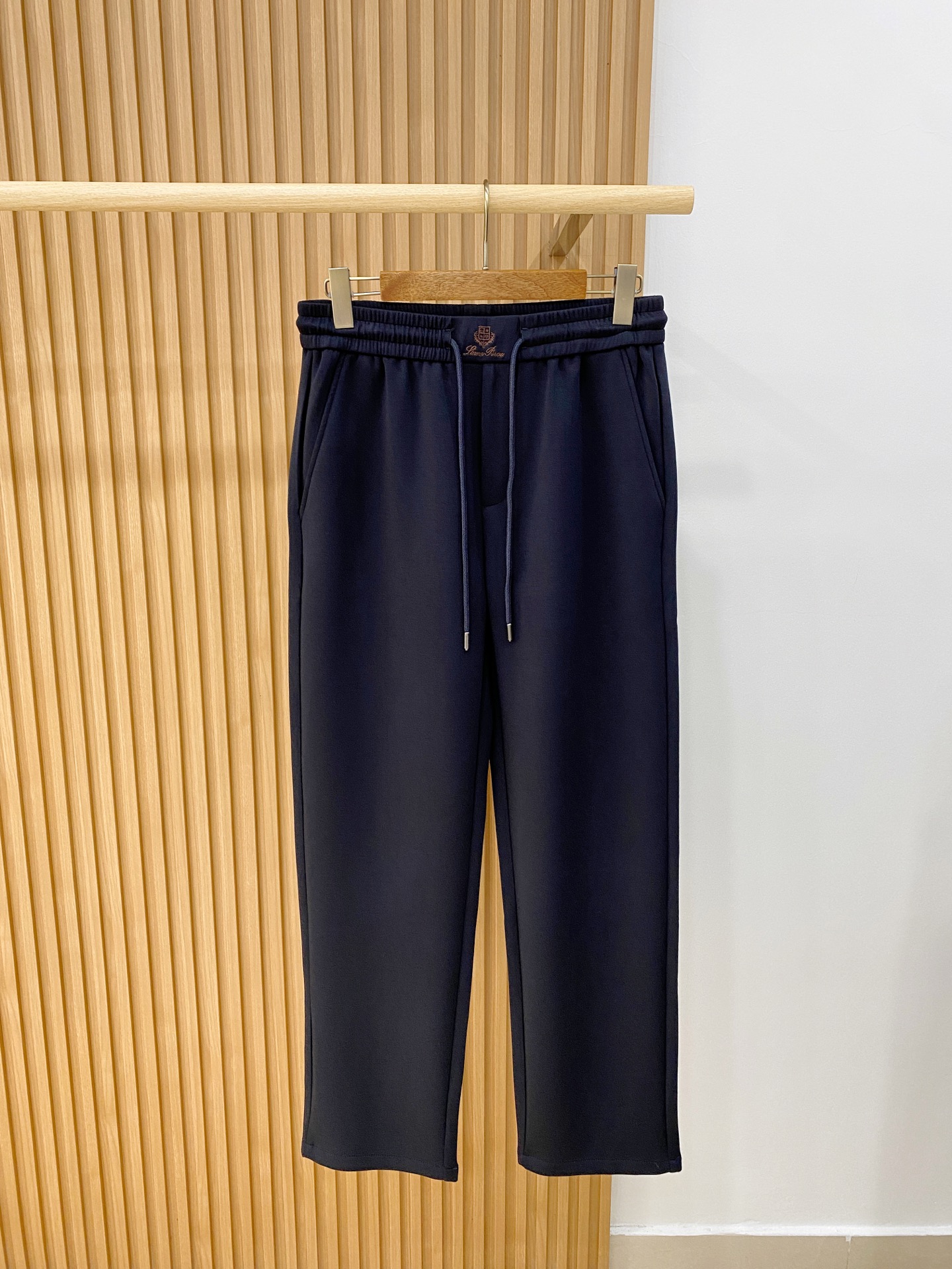 新品 PLoro Piana【新品】秋冬26ss休闲裤金典再次出现，原单订制高品质时尚休闲裤。超级百搭款。独家定制面料，
