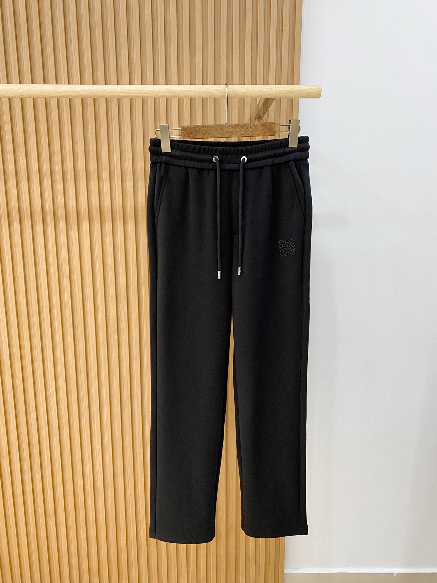 新品 P罗意威【新品】秋冬26ss休闲裤金典再次出现,原单订制高品质时尚休闲裤。超级百搭款。独家定制面料,挺阔有型,贴身 新品 P罗意威【新品】秋冬26ss休闲裤金典再次出现,原单订制高品质时尚休闲裤。超级百搭款。独家定制面料,挺阔有型,贴身