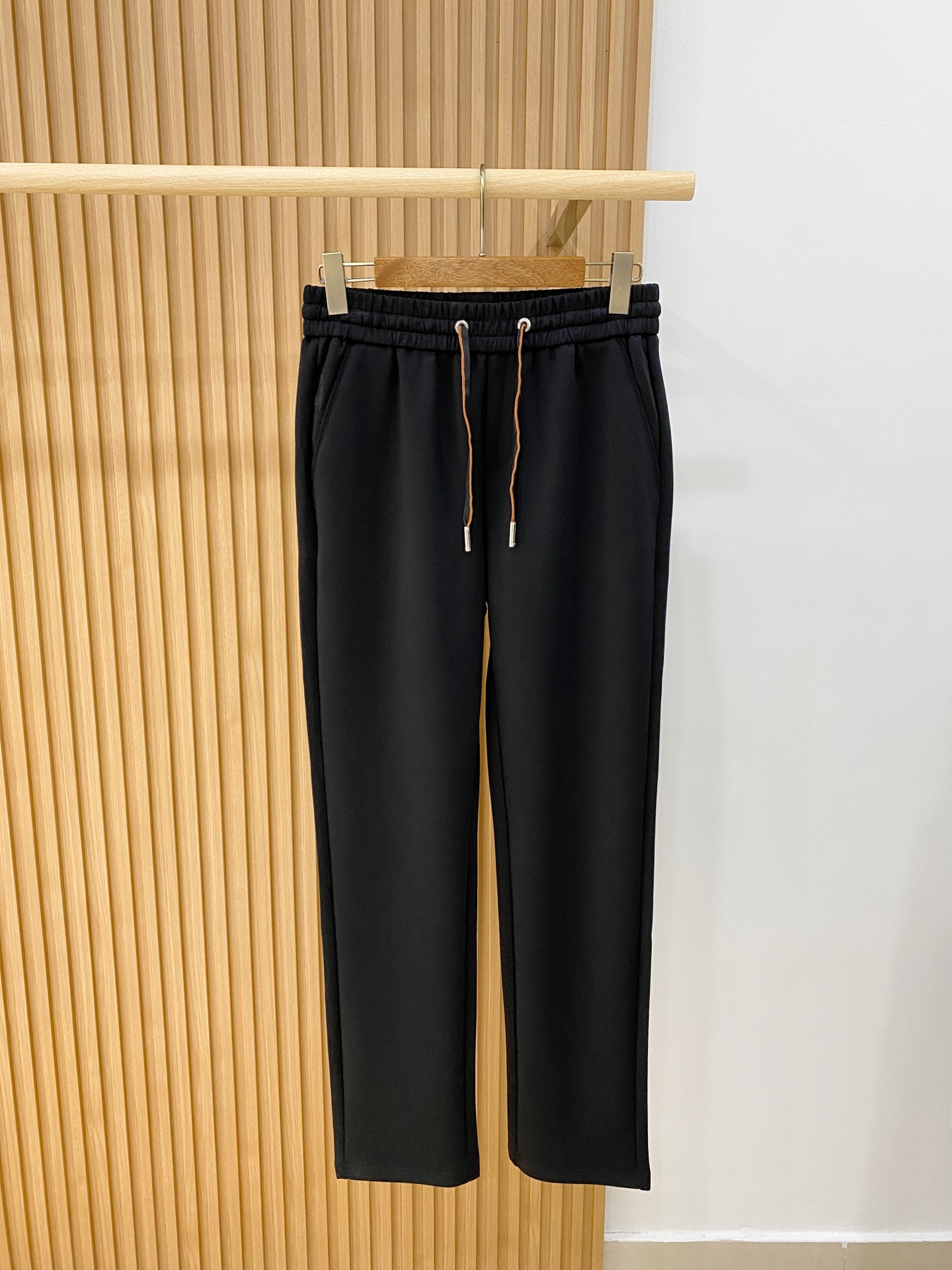 新品 PLoro Piana【新品】秋冬26ss休闲裤金典再次出现，原单订制高品质时尚休闲裤。超级百搭款。独家定制面料，