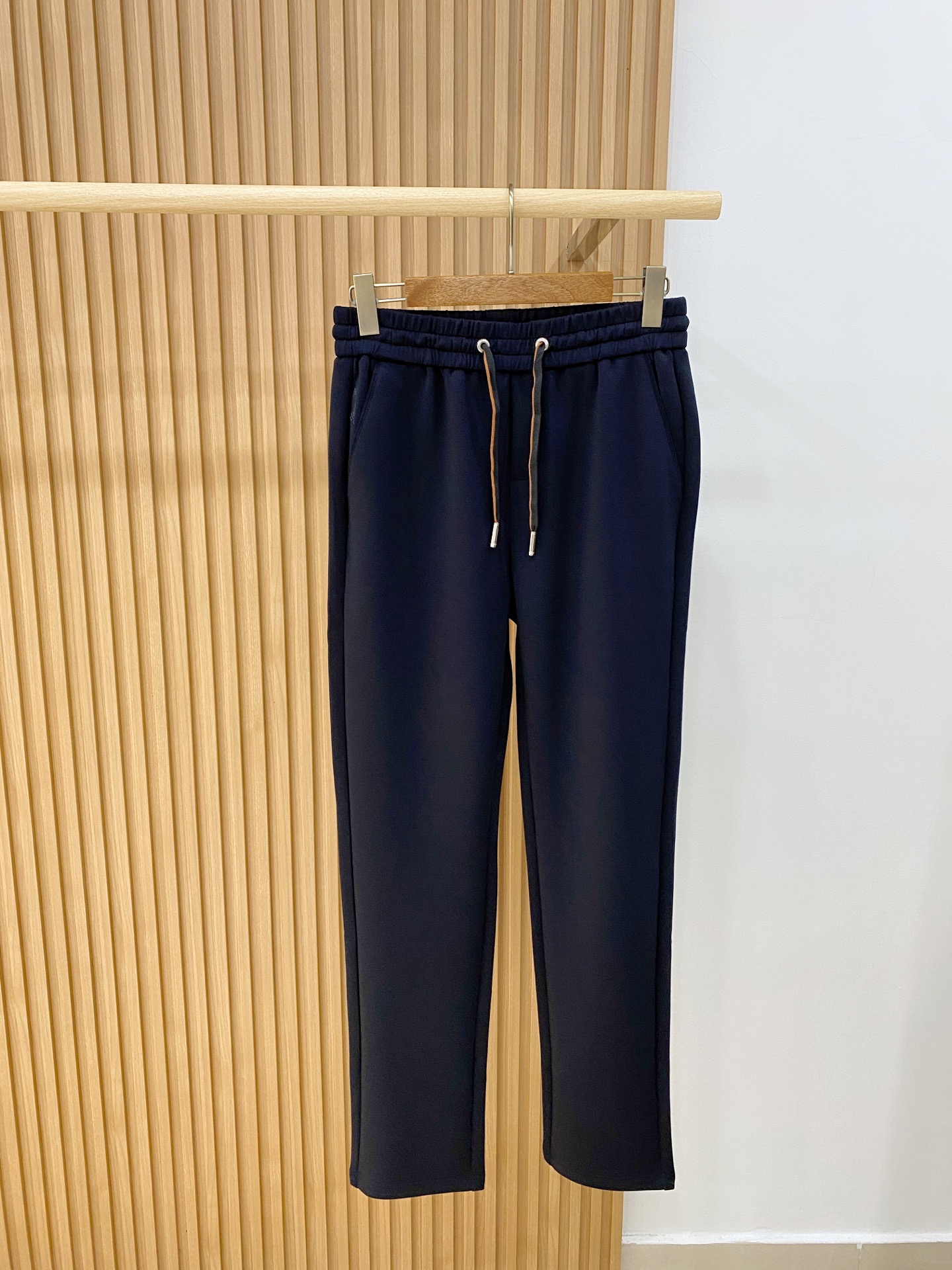 新品 PLoro Piana【新品】秋冬26ss休闲裤金典再次出现，原单订制高品质时尚休闲裤。超级百搭款。独家定制面料，