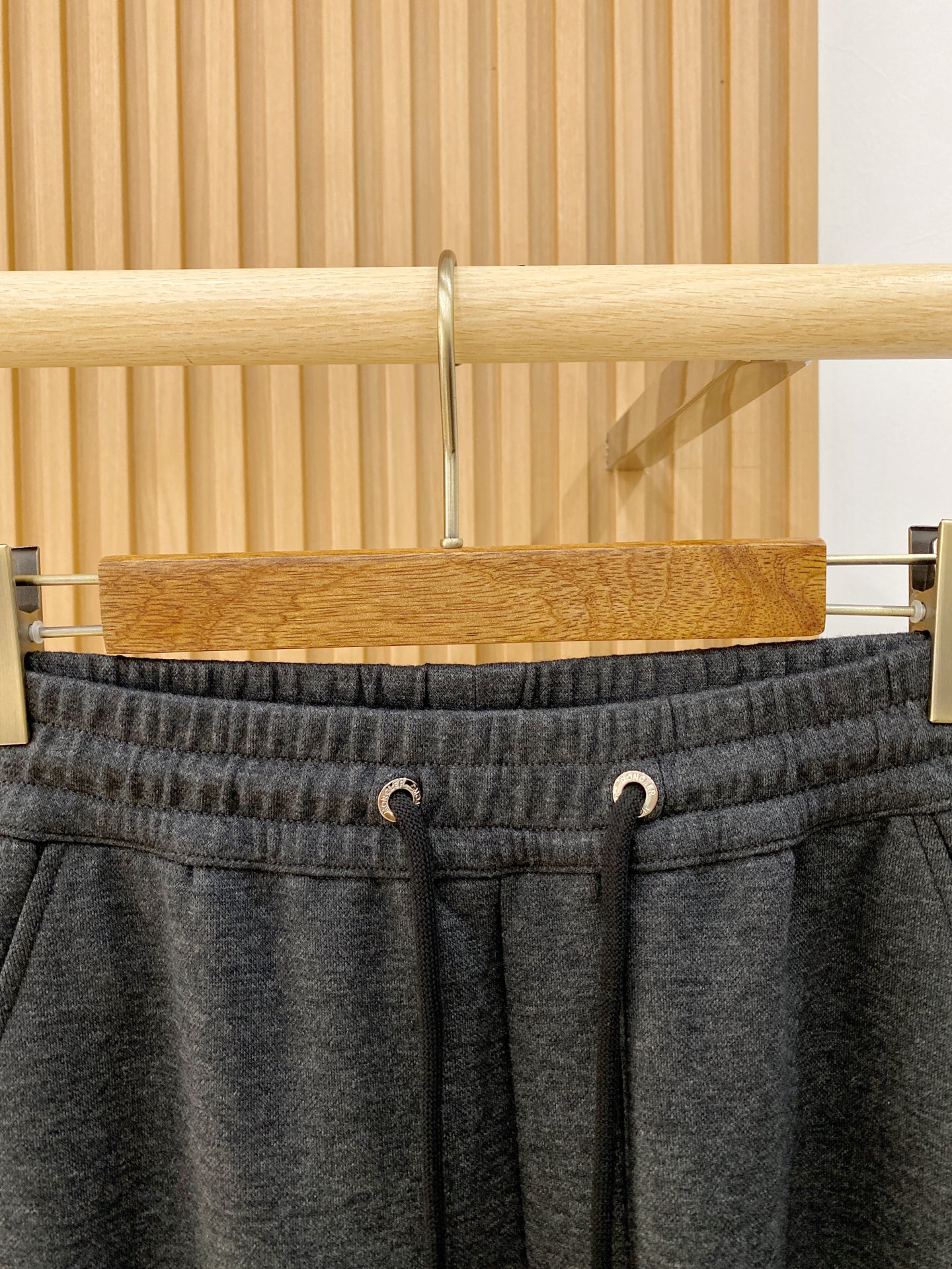 新品 P蒙口【新品】秋冬26ss休闲裤金典再次出现，原单订制高品质时尚休闲裤。超级百搭款。独家定制面料，挺阔有型，贴身舒
