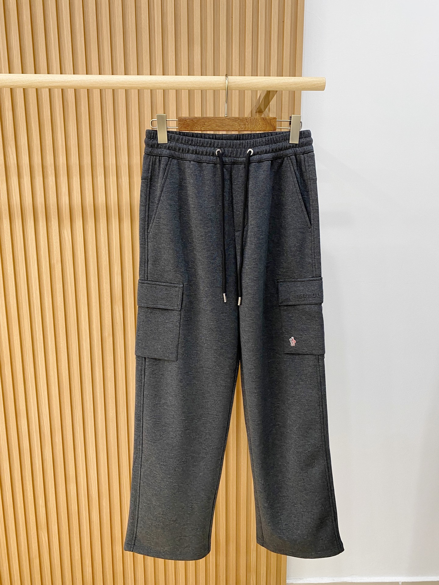 新品 P蒙口【新品】秋冬26ss休闲裤金典再次出现,原单订制高品质时尚休闲裤。超级百搭款。独家定制面料,挺阔有型,贴身舒 新品 P蒙口【新品】秋冬26ss休闲裤金典再次出现,原单订制高品质时尚休闲裤。超级百搭款。独家定制面料,挺阔有型,贴身舒