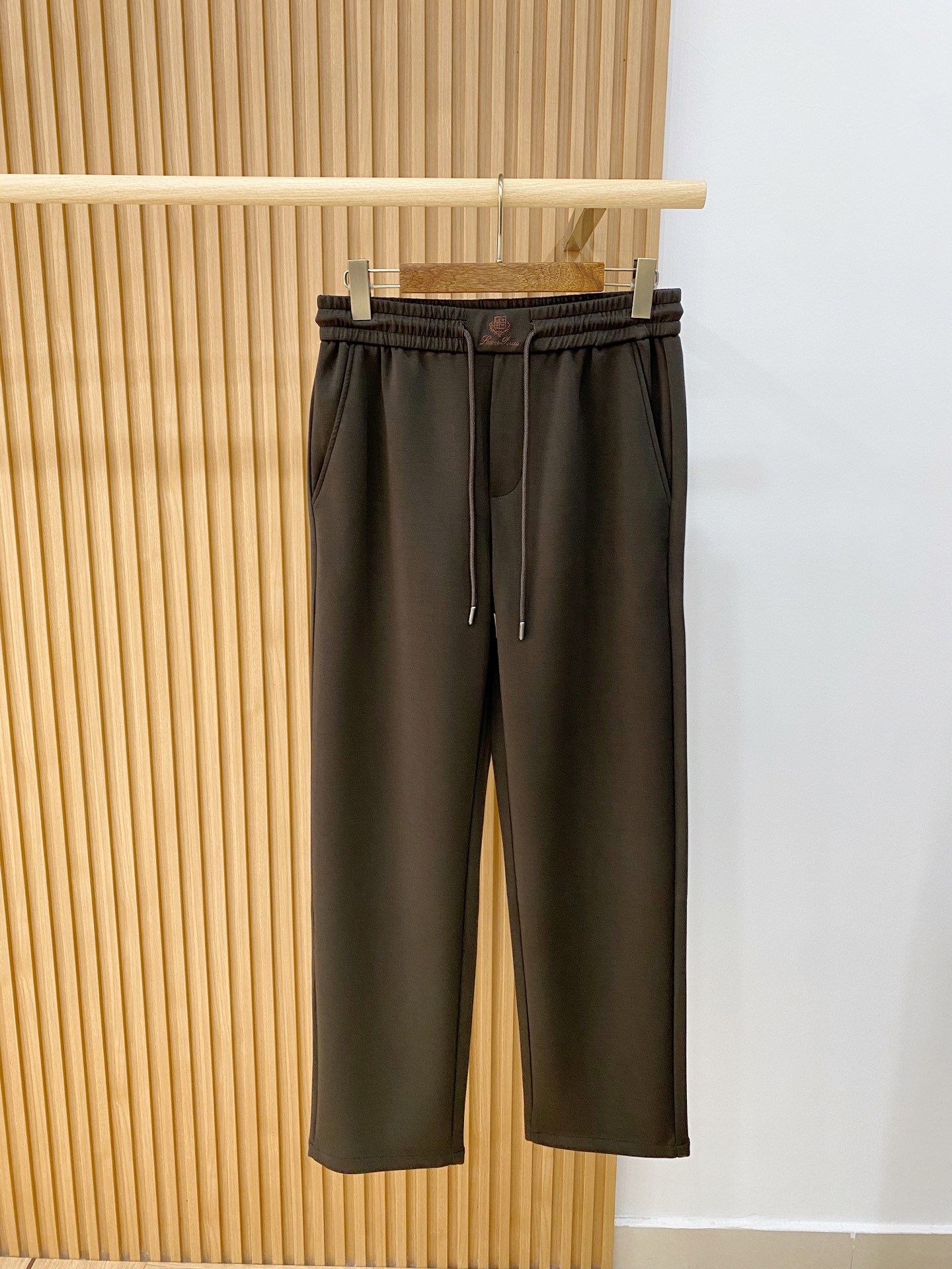 新品 PLoro Piana【新品】秋冬26ss休闲裤金典再次出现，原单订制高品质时尚休闲裤。超级百搭款。独家定制面料，
