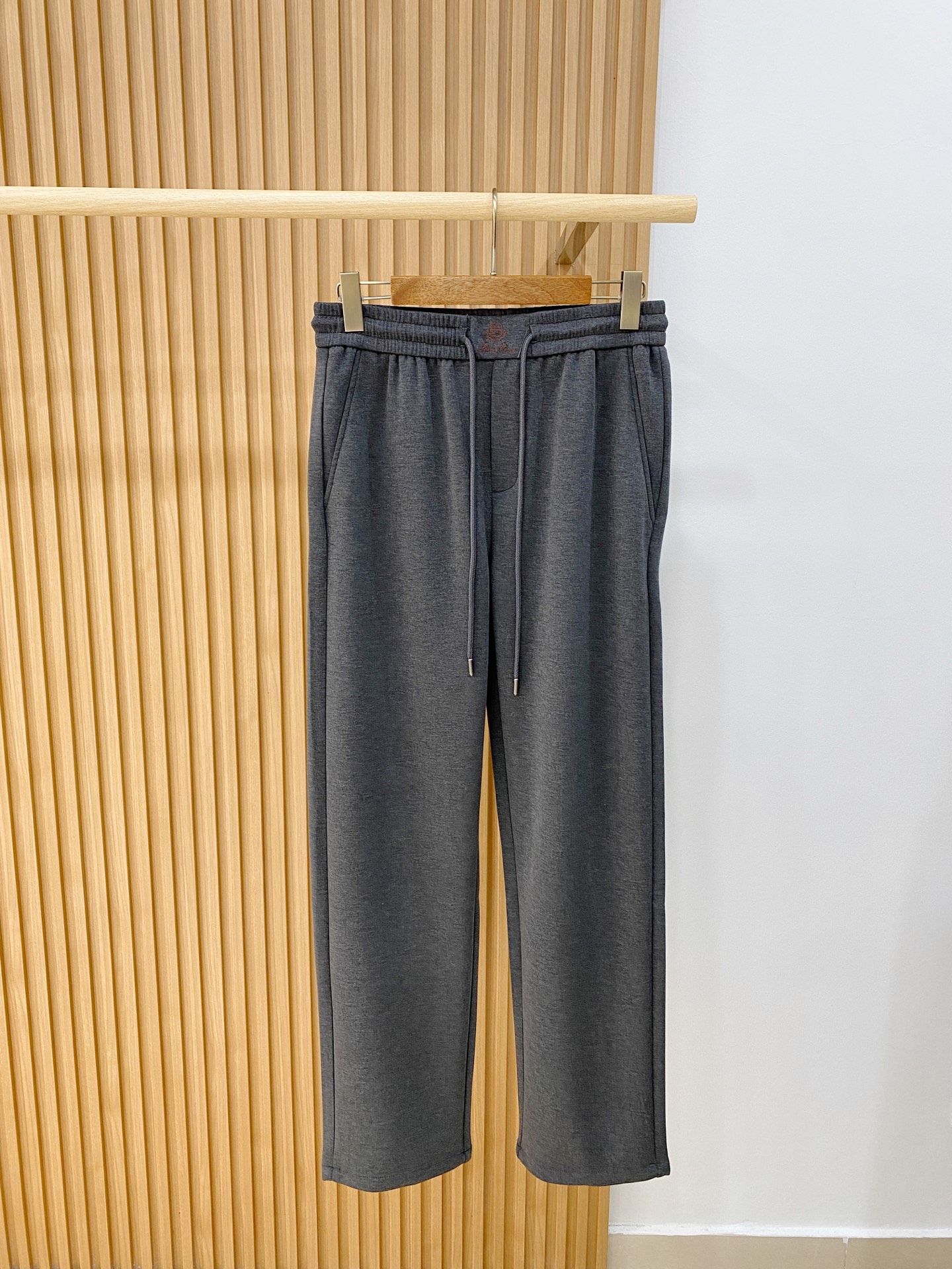 新品 PLoro Piana【新品】秋冬26ss休闲裤金典再次出现，原单订制高品质时尚休闲裤。超级百搭款。独家定制面料，