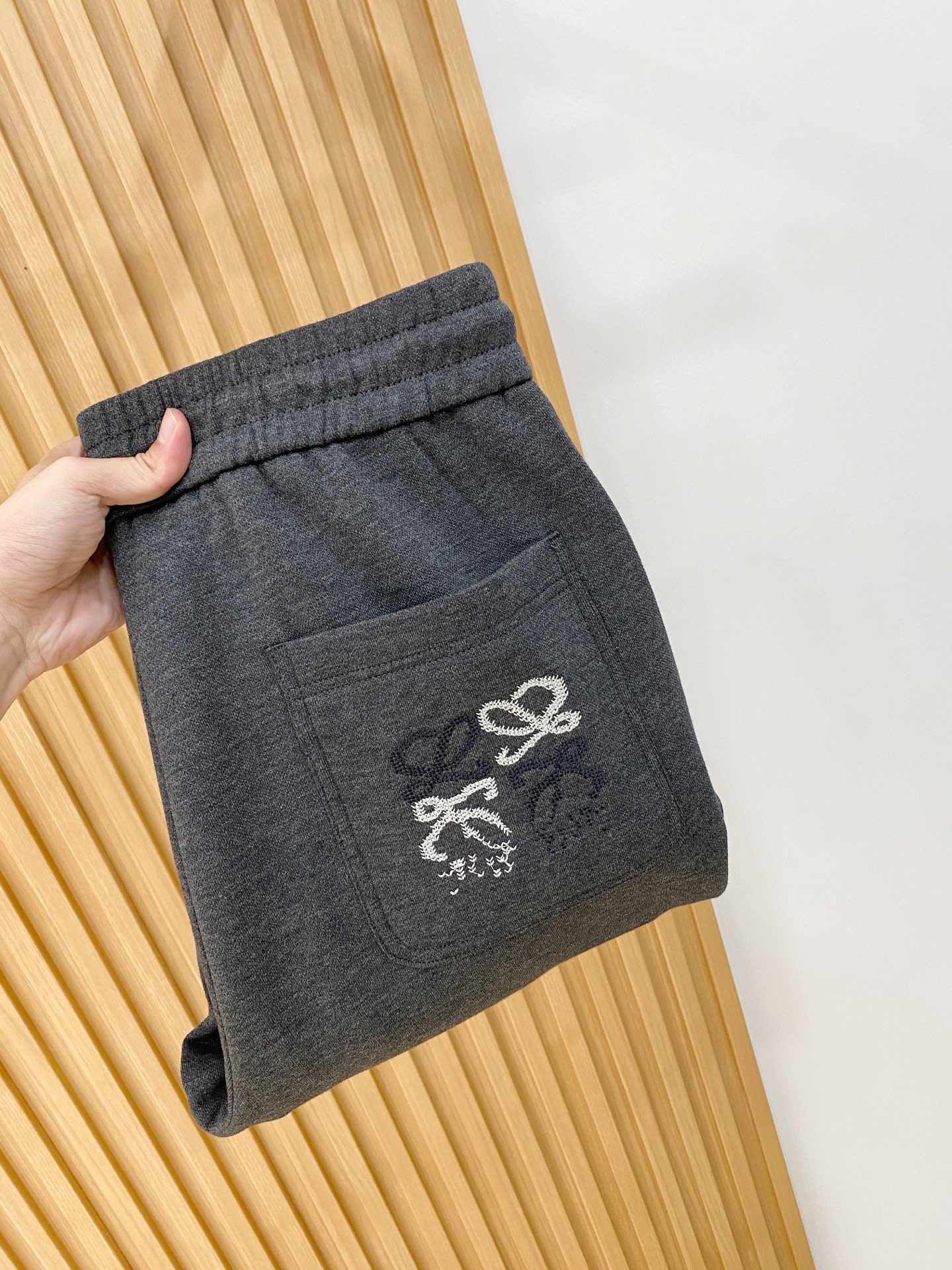 新品 P罗意威【新品】秋冬26ss休闲裤金典再次出现,原单订制高品质时尚休闲裤。超级百搭款。独家定制面料,挺阔有型,贴身 新品 P罗意威【新品】秋冬26ss休闲裤金典再次出现,原单订制高品质时尚休闲裤。超级百搭款。独家定制面料,挺阔有型,贴身