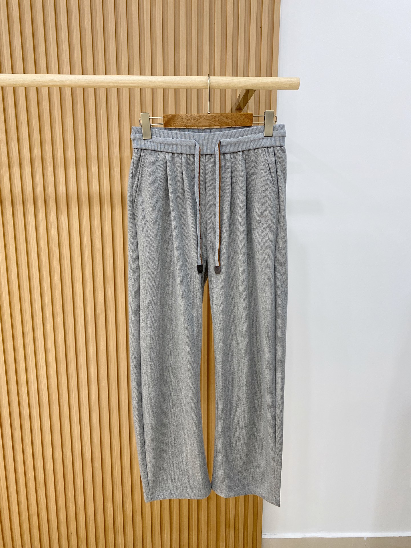 新品 PLoro Piana【新品】秋冬26ss休闲裤金典再次出现，原单订制高品质时尚休闲裤。超级百搭款。独家定制面料，