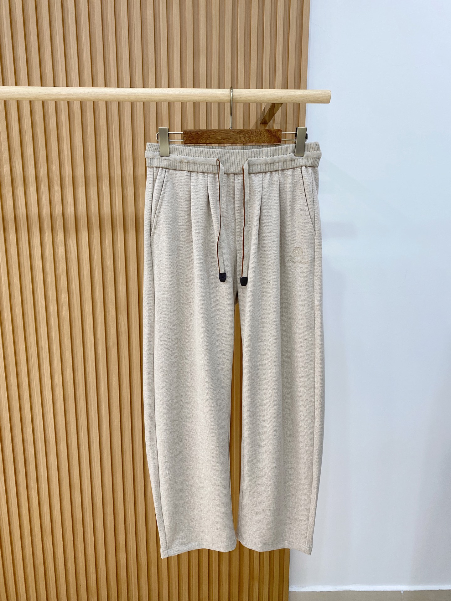 新品 PLoro Piana【新品】秋冬26ss休闲裤金典再次出现，原单订制高品质时尚休闲裤。超级百搭款。独家定制面料，