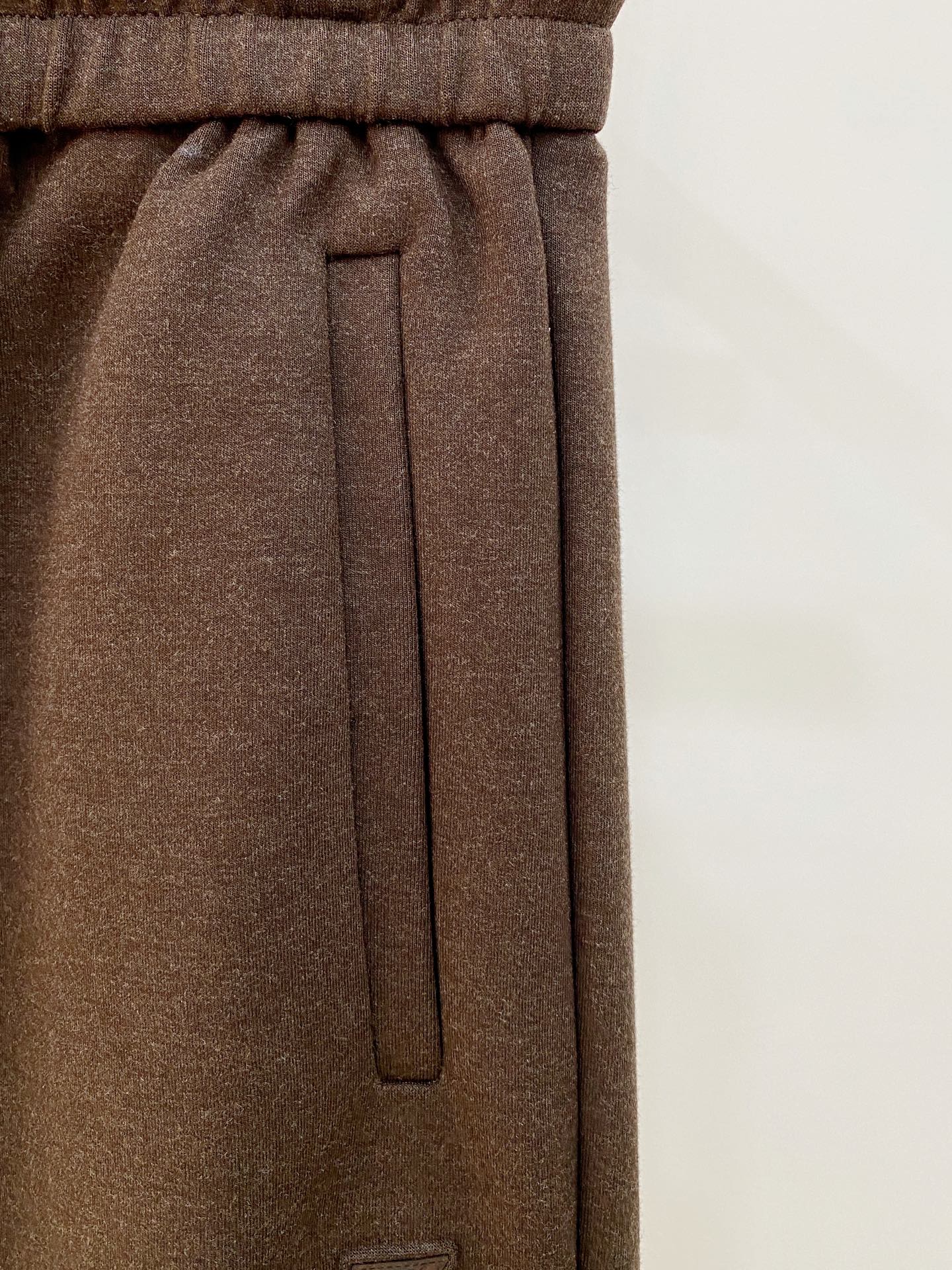 新品 P杰尼亚【新品】秋冬26ss休闲裤金典再次出现，原单订制高品质时尚休闲裤。超级百搭款。独家定制面料，挺阔有型，贴身