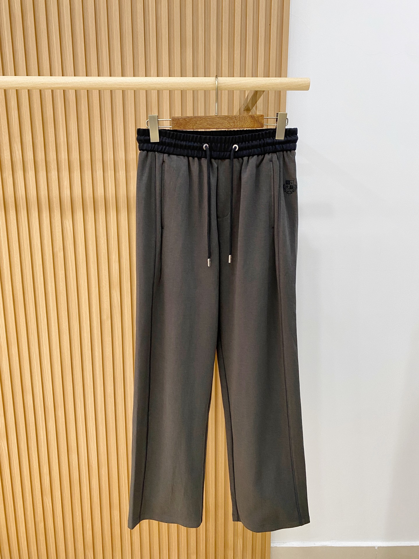 新品 PLoro Piana【新品】秋冬26ss休闲裤金典再次出现，原单订制高品质时尚休闲裤。超级百搭款。独家定制面料，