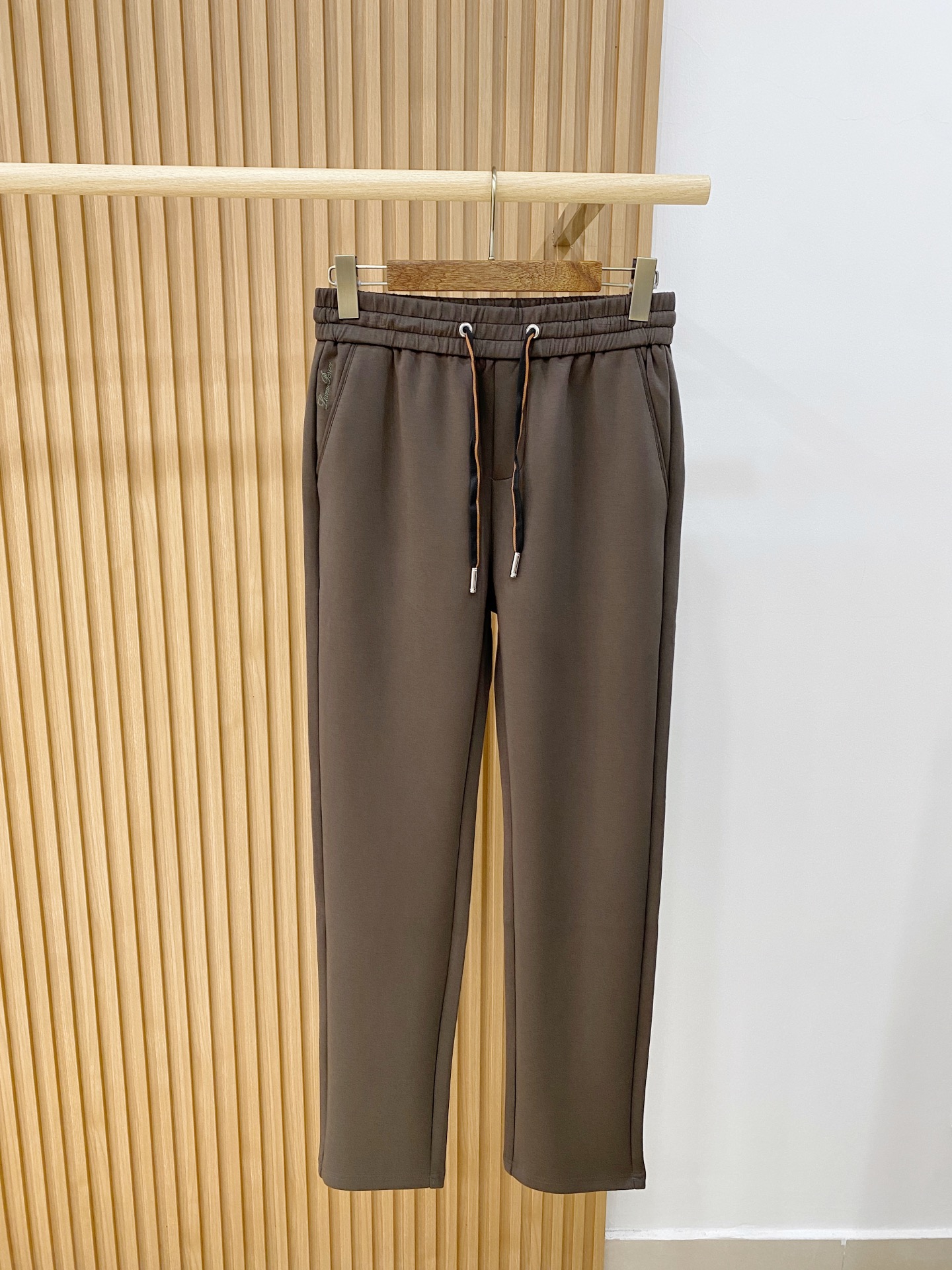 新品 PLoro Piana【新品】秋冬26ss休闲裤金典再次出现，原单订制高品质时尚休闲裤。超级百搭款。独家定制面料，