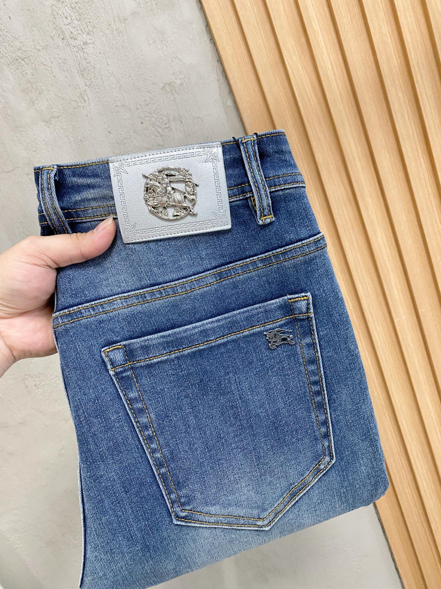 P巴宝莉【新品】高端独家发售 26SS四季款超燃炸街系列之最牛仔裤 独家隆重推出 原版定制高端品质面料 定制五金版 P巴宝莉【新品】高端独家发售 26SS四季款超燃炸街系列之最牛仔裤 独家隆重推出 原版定制高端品质面料 定制五金版