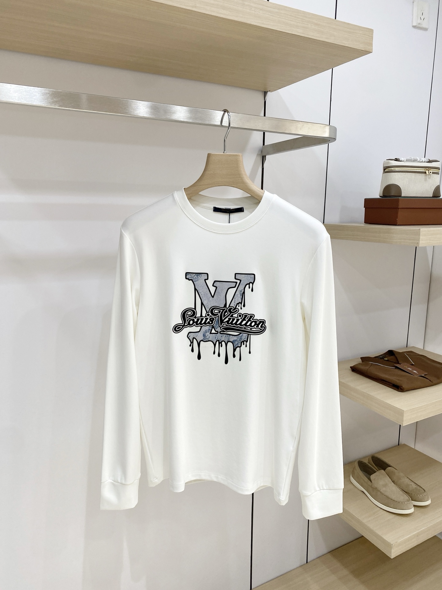 P LV26ss秋季【新品】新款贸易订单圆领长袖打底衫长袖T恤网红款！上身舒适透气，不僵硬，整体有着丰富的立体感，品质出