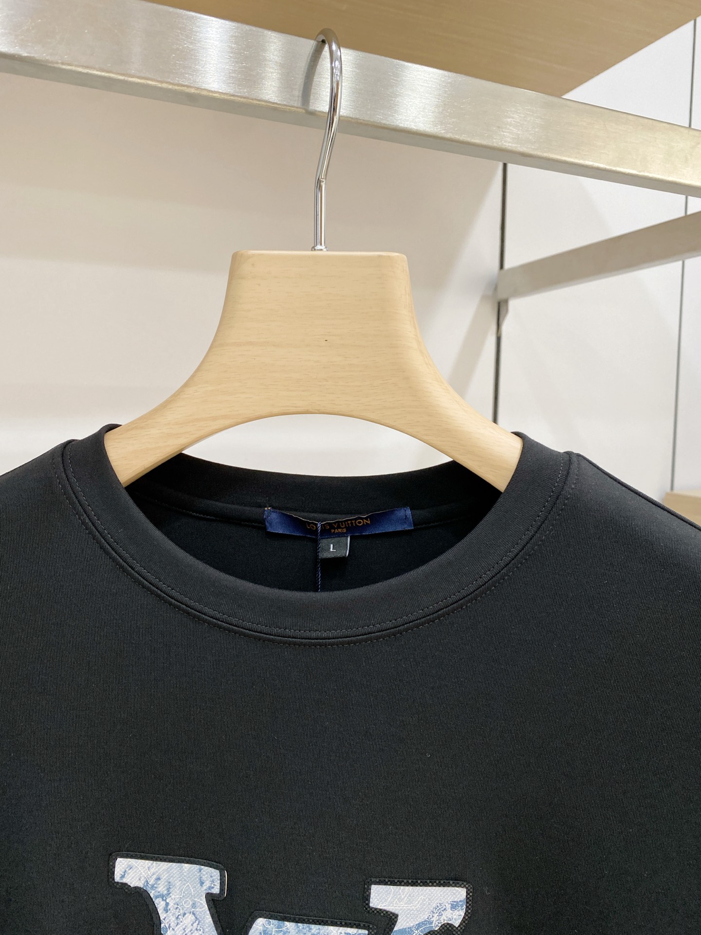 P LV26ss秋季【新品】新款贸易订单圆领长袖打底衫长袖T恤网红款！上身舒适透气，不僵硬，整体有着丰富的立体感，品质出