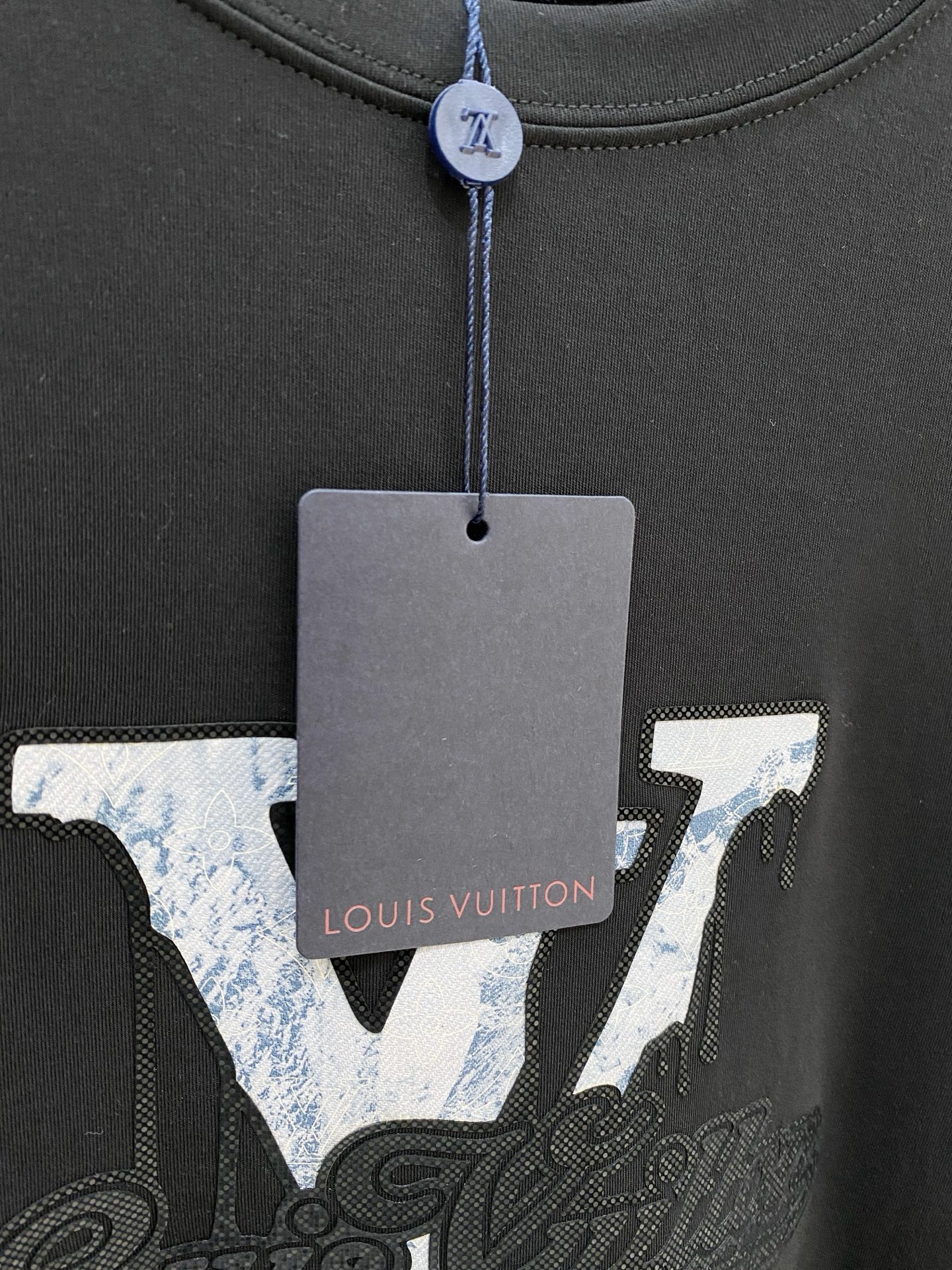 P LV26ss秋季【新品】新款贸易订单圆领长袖打底衫长袖T恤网红款！上身舒适透气，不僵硬，整体有着丰富的立体感，品质出