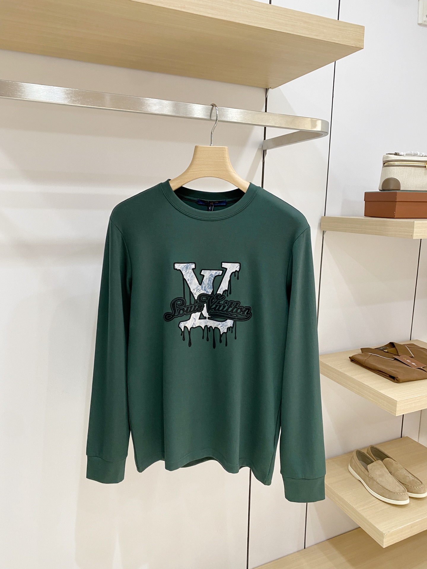 P LV26ss秋季【新品】新款贸易订单圆领长袖打底衫长袖T恤网红款！上身舒适透气，不僵硬，整体有着丰富的立体感，品质出
