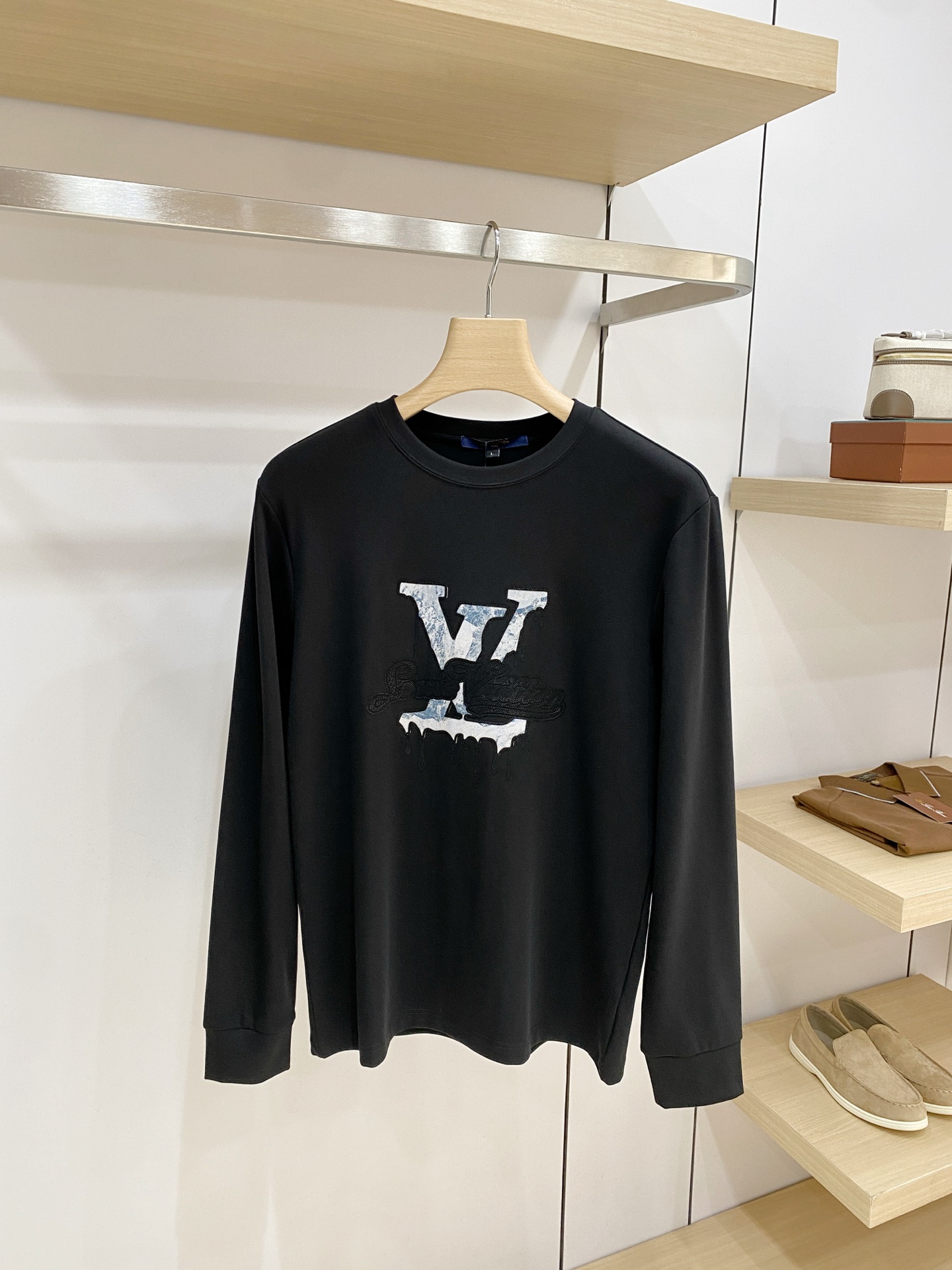 P LV26ss秋季【新品】新款贸易订单圆领长袖打底衫长袖T恤网红款！上身舒适透气，不僵硬，整体有着丰富的立体感，品质出