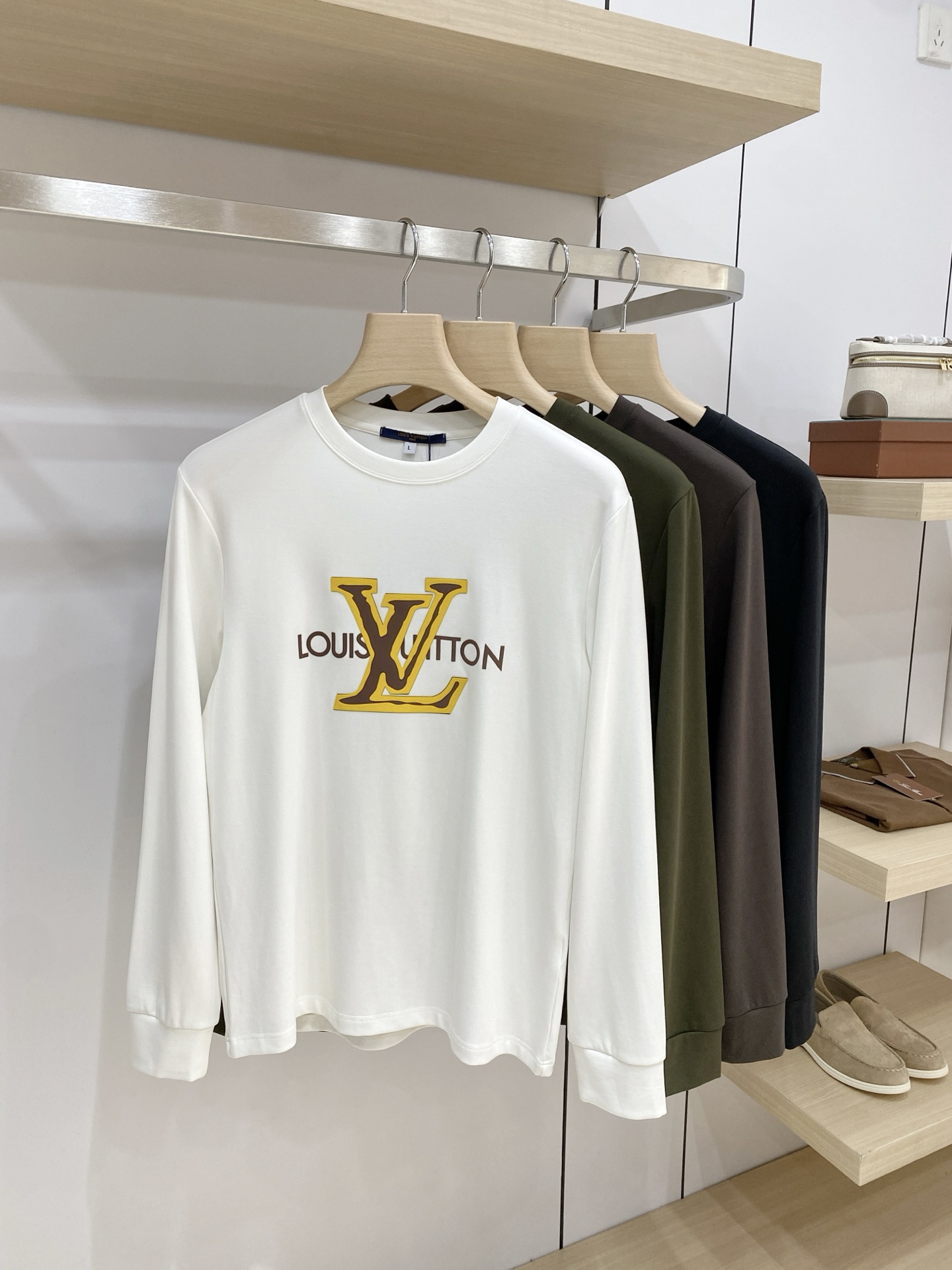P LV26ss秋季【新品】新款贸易订单圆领长袖打底衫长袖T恤网红款!上身舒适透气,不僵硬,整体有着丰富的立体感,品质出 P LV26ss秋季【新品】新款贸易订单圆领长袖打底衫长袖T恤网红款!上身舒适透气,不僵硬,整体有着丰富的立体感,品质出