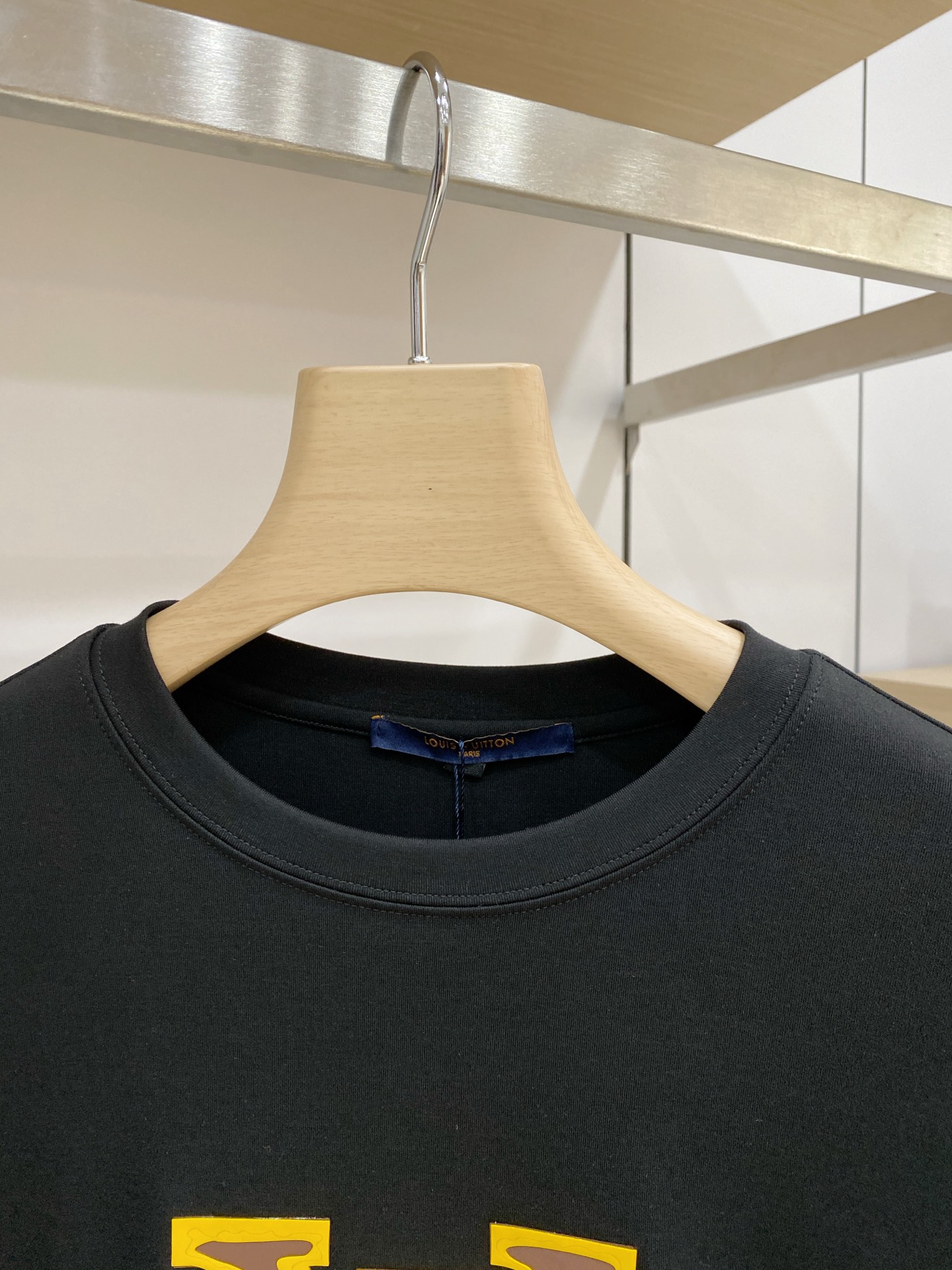 P LV26ss秋季【新品】新款贸易订单圆领长袖打底衫长袖T恤网红款!上身舒适透气,不僵硬,整体有着丰富的立体感,品质出 P LV26ss秋季【新品】新款贸易订单圆领长袖打底衫长袖T恤网红款!上身舒适透气,不僵硬,整体有着丰富的立体感,品质出