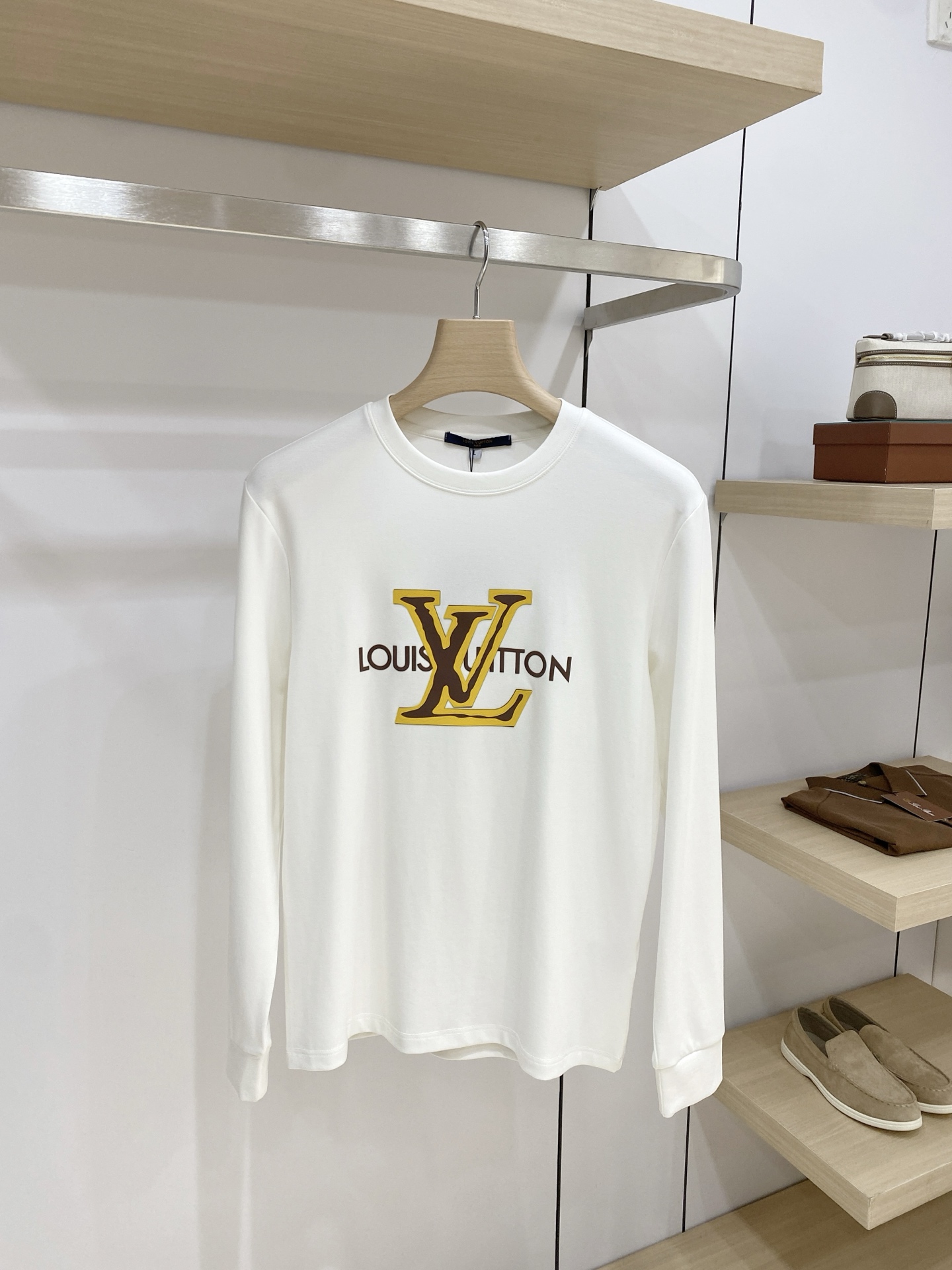 P LV26ss秋季【新品】新款贸易订单圆领长袖打底衫长袖T恤网红款!上身舒适透气,不僵硬,整体有着丰富的立体感,品质出 P LV26ss秋季【新品】新款贸易订单圆领长袖打底衫长袖T恤网红款!上身舒适透气,不僵硬,整体有着丰富的立体感,品质出