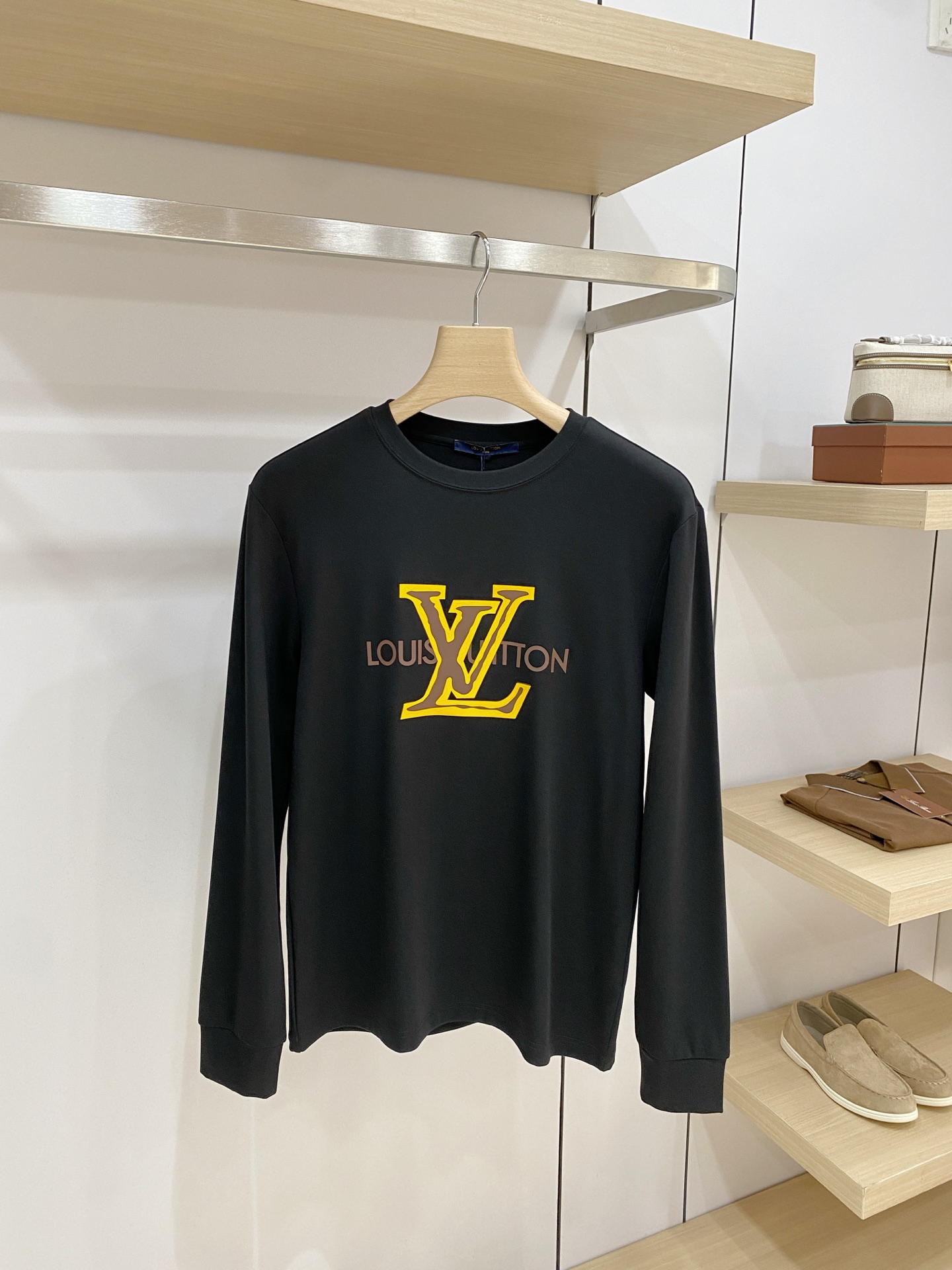 P LV26ss秋季【新品】新款贸易订单圆领长袖打底衫长袖T恤网红款!上身舒适透气,不僵硬,整体有着丰富的立体感,品质出 P LV26ss秋季【新品】新款贸易订单圆领长袖打底衫长袖T恤网红款!上身舒适透气,不僵硬,整体有着丰富的立体感,品质出