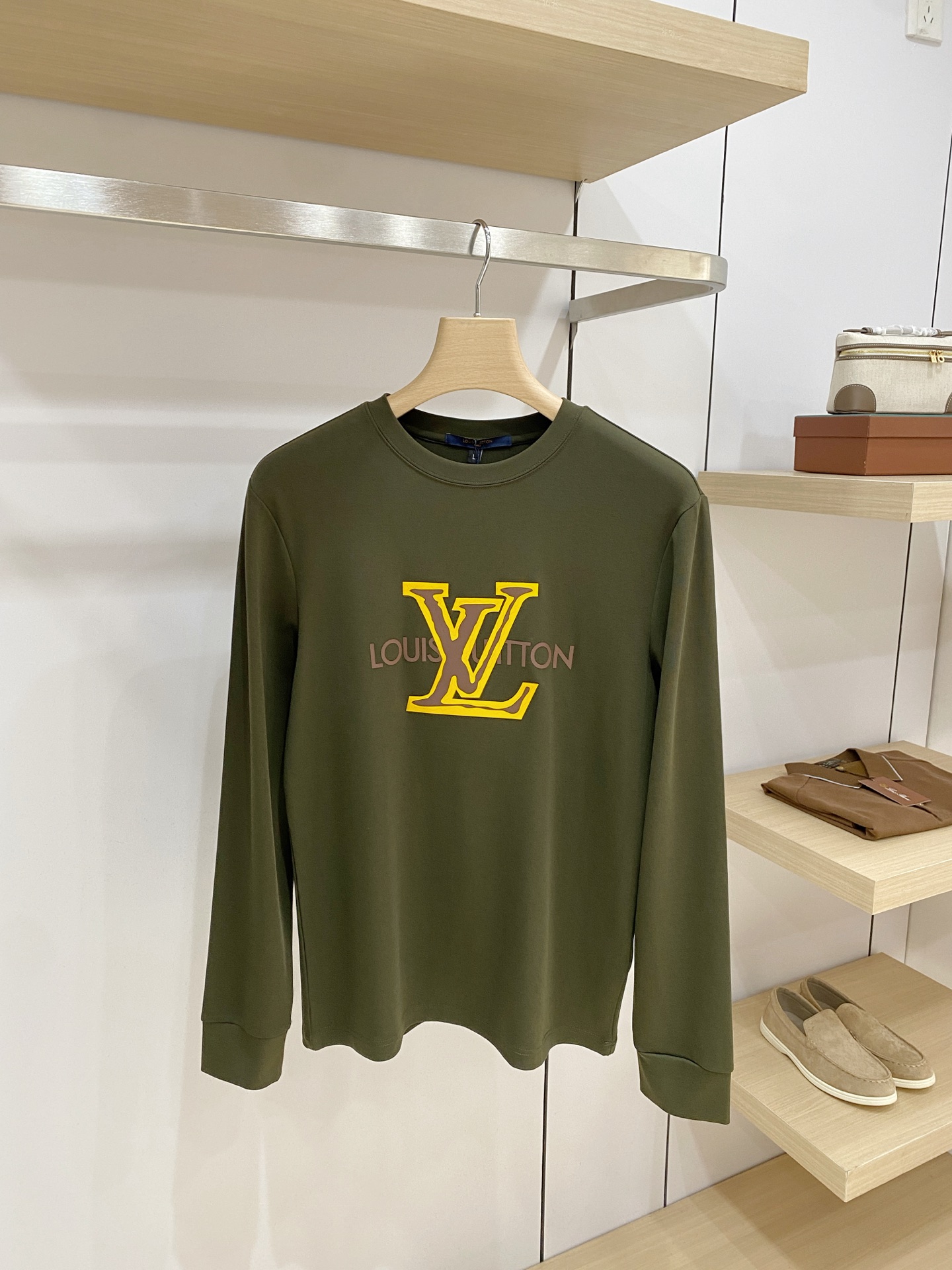 P LV26ss秋季【新品】新款贸易订单圆领长袖打底衫长袖T恤网红款!上身舒适透气,不僵硬,整体有着丰富的立体感,品质出 P LV26ss秋季【新品】新款贸易订单圆领长袖打底衫长袖T恤网红款!上身舒适透气,不僵硬,整体有着丰富的立体感,品质出