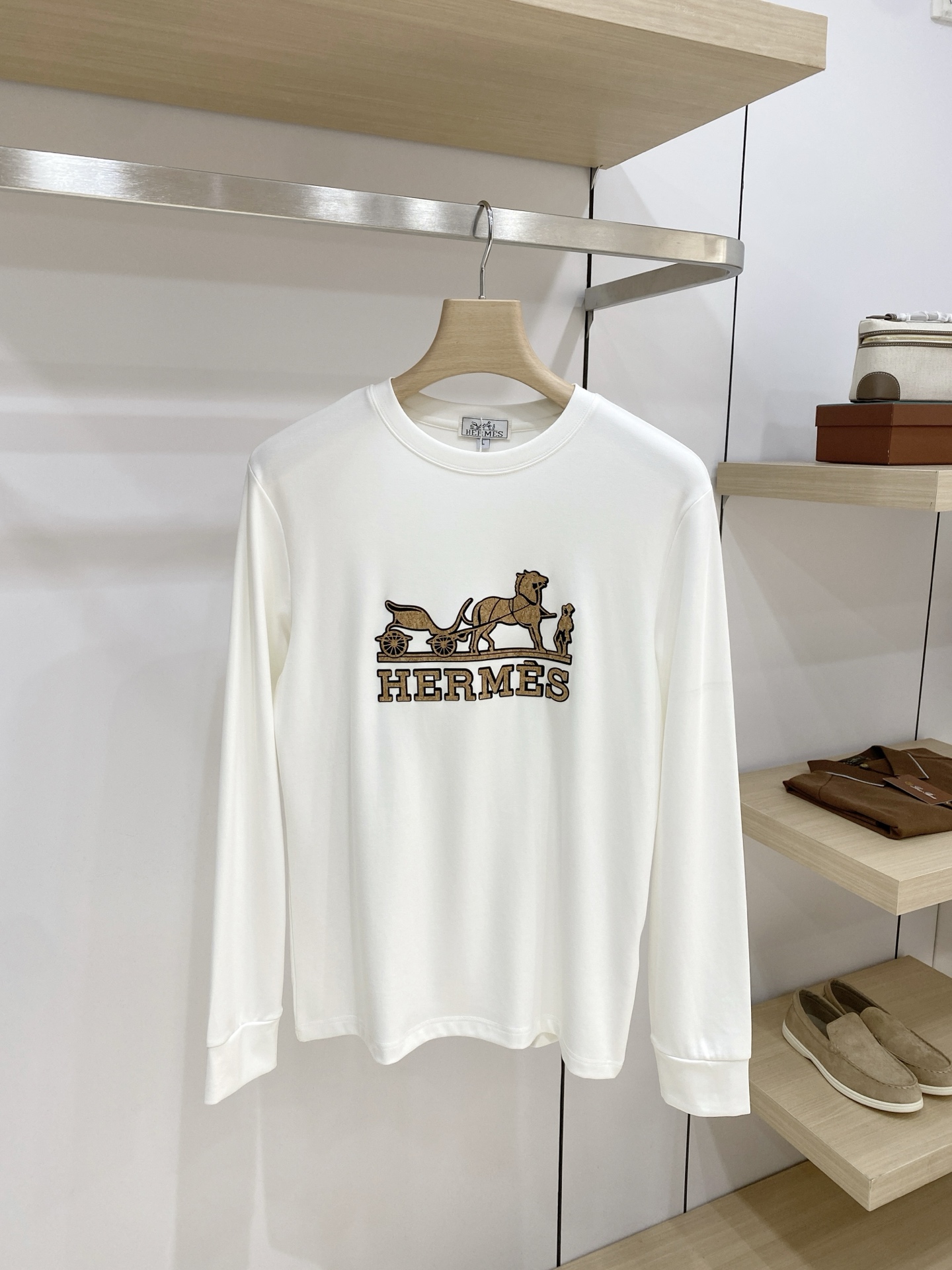 P 爱马仕26ss秋季【新品】新款贸易订单圆领长袖打底衫长袖T恤网红款！上身舒适透气，不僵硬，整体有着丰富的立体感，品质