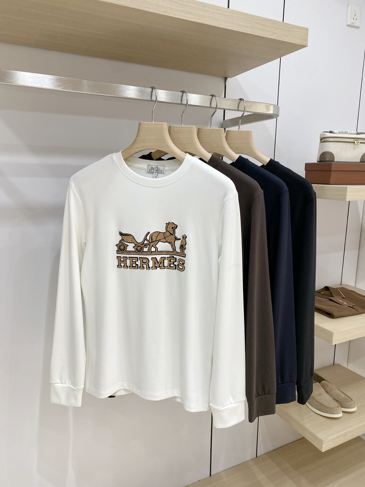 P 爱马仕26ss秋季【新品】新款贸易订单圆领长袖打底衫长袖T恤网红款!上身舒适透气,不僵硬,整体有着丰富的立体感,品质 P 爱马仕26ss秋季【新品】新款贸易订单圆领长袖打底衫长袖T恤网红款!上身舒适透气,不僵硬,整体有着丰富的立体感,品质
