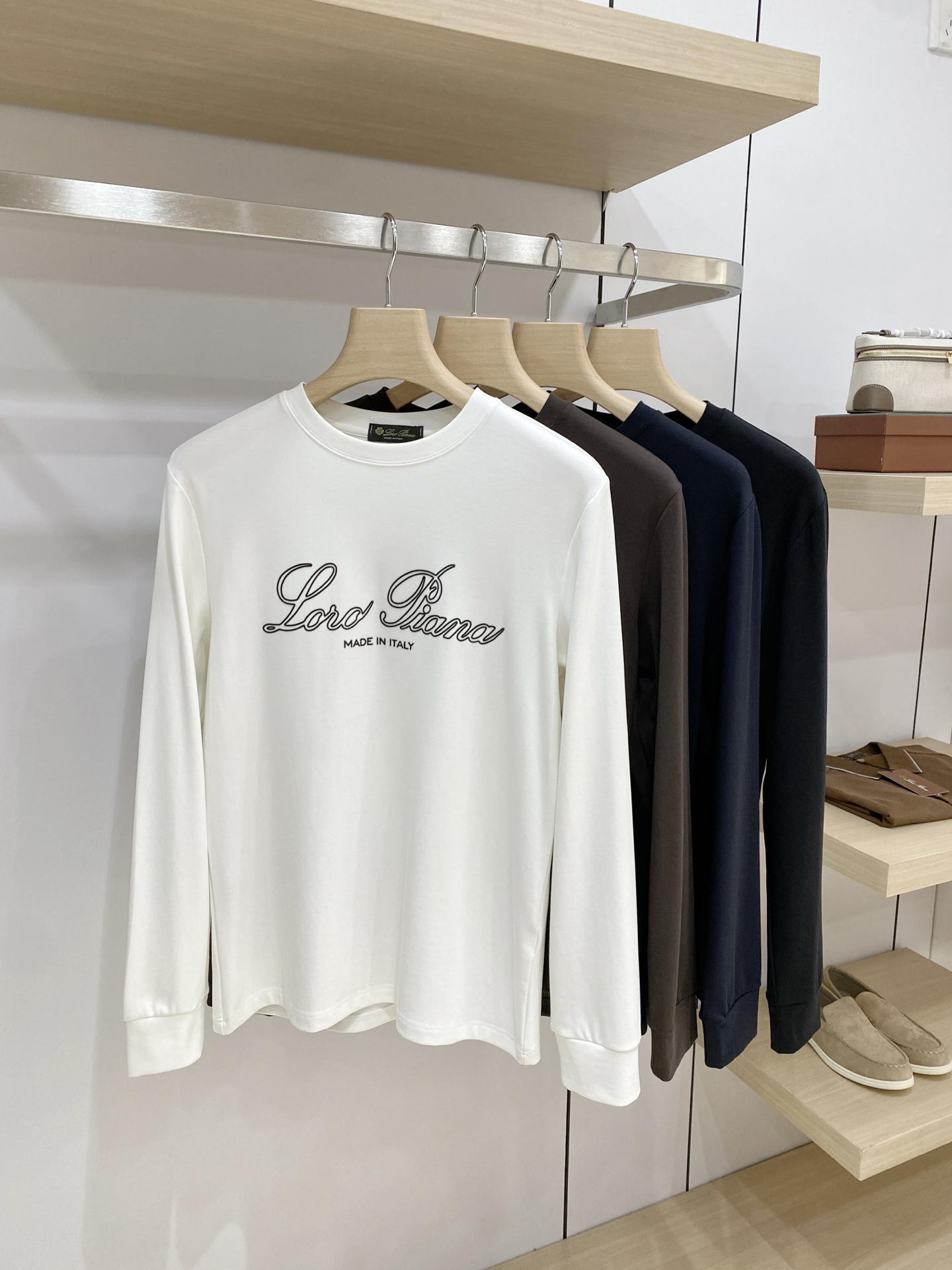 P Lss秋季【新品】新款贸易订单圆领长袖打底衫长袖T恤网红款!上身舒适透气,不僵硬,整体有着丰富的立体感,品质出口订单 P Lss秋季【新品】新款贸易订单圆领长袖打底衫长袖T恤网红款!上身舒适透气,不僵硬,整体有着丰富的立体感,品质出口订单