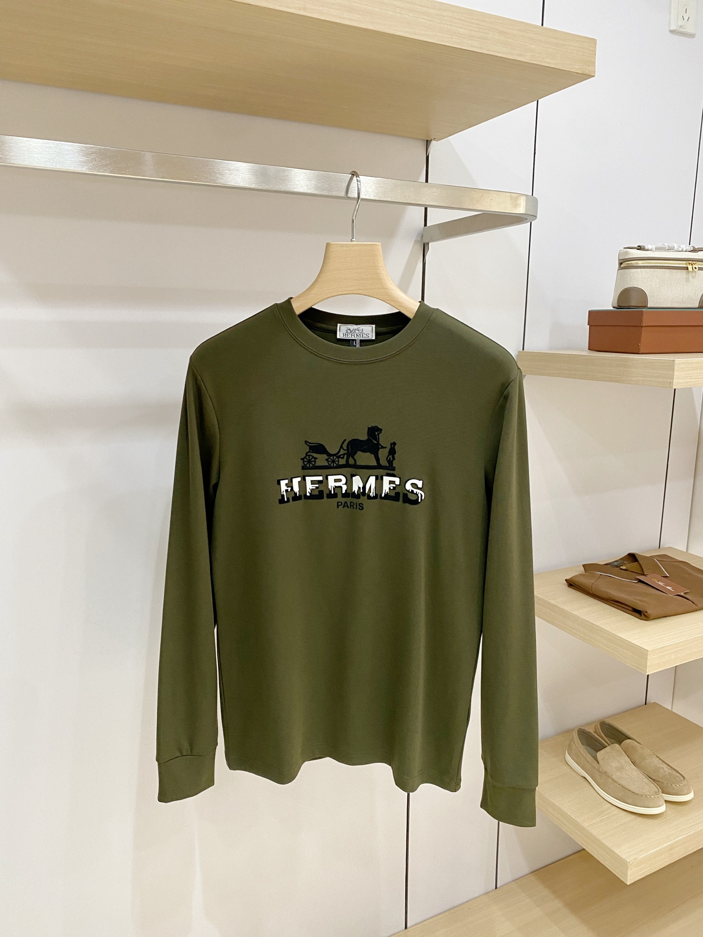 P 爱马仕26ss秋季【新品】新款贸易订单圆领长袖打底衫长袖T恤网红款!上身舒适透气,不僵硬,整体有着丰富的立体感,品质 P 爱马仕26ss秋季【新品】新款贸易订单圆领长袖打底衫长袖T恤网红款!上身舒适透气,不僵硬,整体有着丰富的立体感,品质