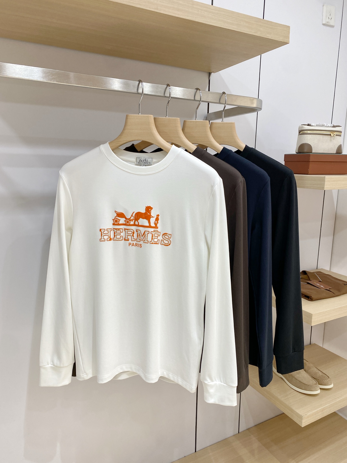P 爱马仕26ss秋季【新品】新款贸易订单圆领长袖打底衫长袖T恤网红款!上身舒适透气,不僵硬,整体有着丰富的立体感,品质 P 爱马仕26ss秋季【新品】新款贸易订单圆领长袖打底衫长袖T恤网红款!上身舒适透气,不僵硬,整体有着丰富的立体感,品质