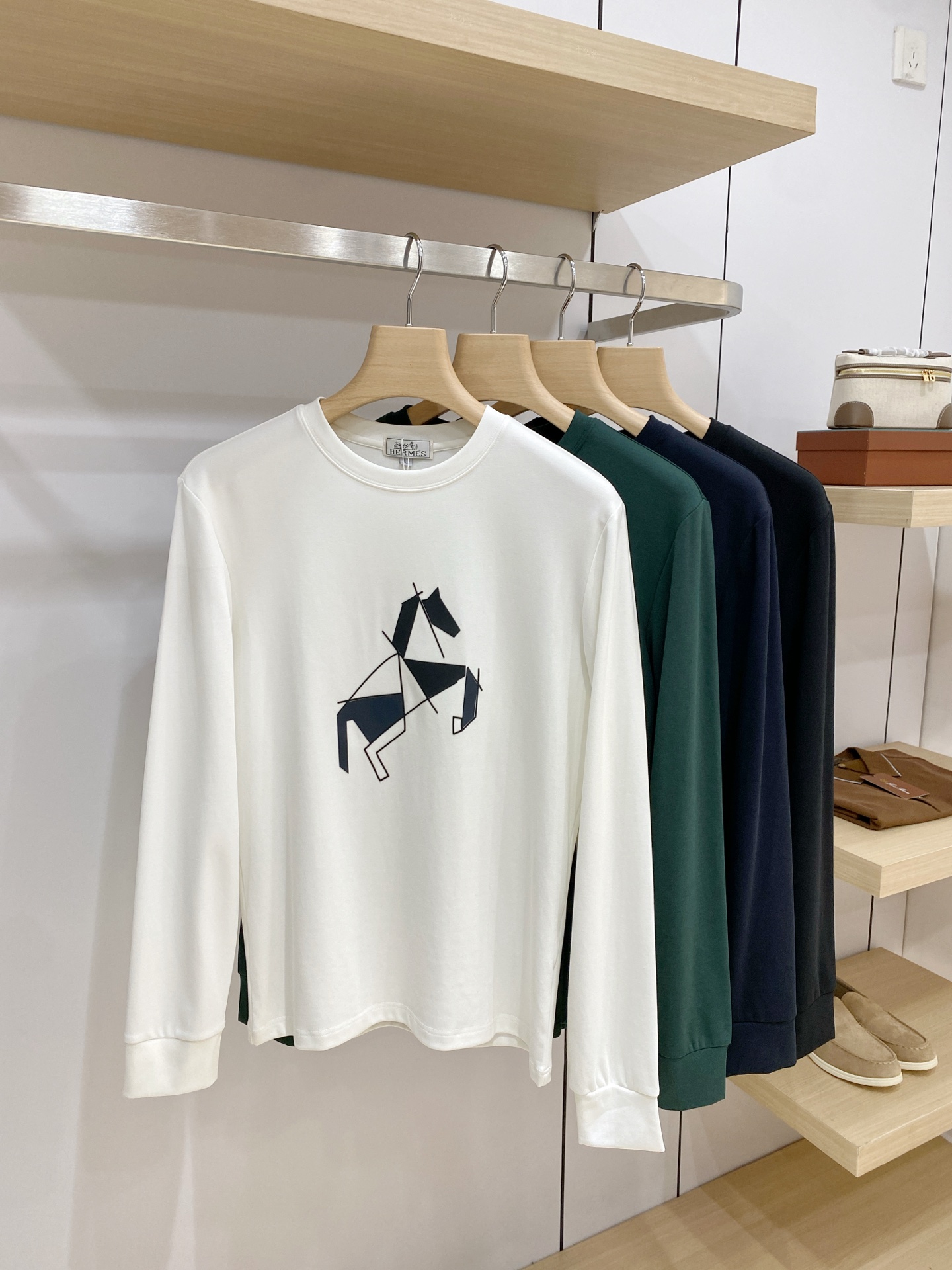 P 爱马仕26ss秋季【新品】新款贸易订单圆领长袖打底衫长袖T恤网红款!上身舒适透气,不僵硬,整体有着丰富的立体感,品质 P 爱马仕26ss秋季【新品】新款贸易订单圆领长袖打底衫长袖T恤网红款!上身舒适透气,不僵硬,整体有着丰富的立体感,品质