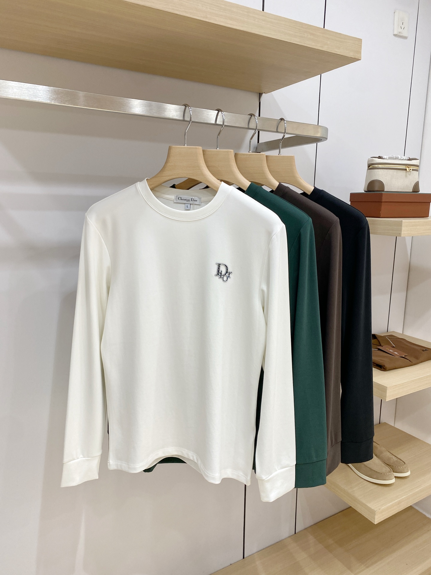 P 迪奥26ss秋季【新品】新款贸易订单圆领长袖打底衫长袖T恤网红款!上身舒适透气,不僵硬,整体有着丰富的立体感,品质出 P 迪奥26ss秋季【新品】新款贸易订单圆领长袖打底衫长袖T恤网红款!上身舒适透气,不僵硬,整体有着丰富的立体感,品质出