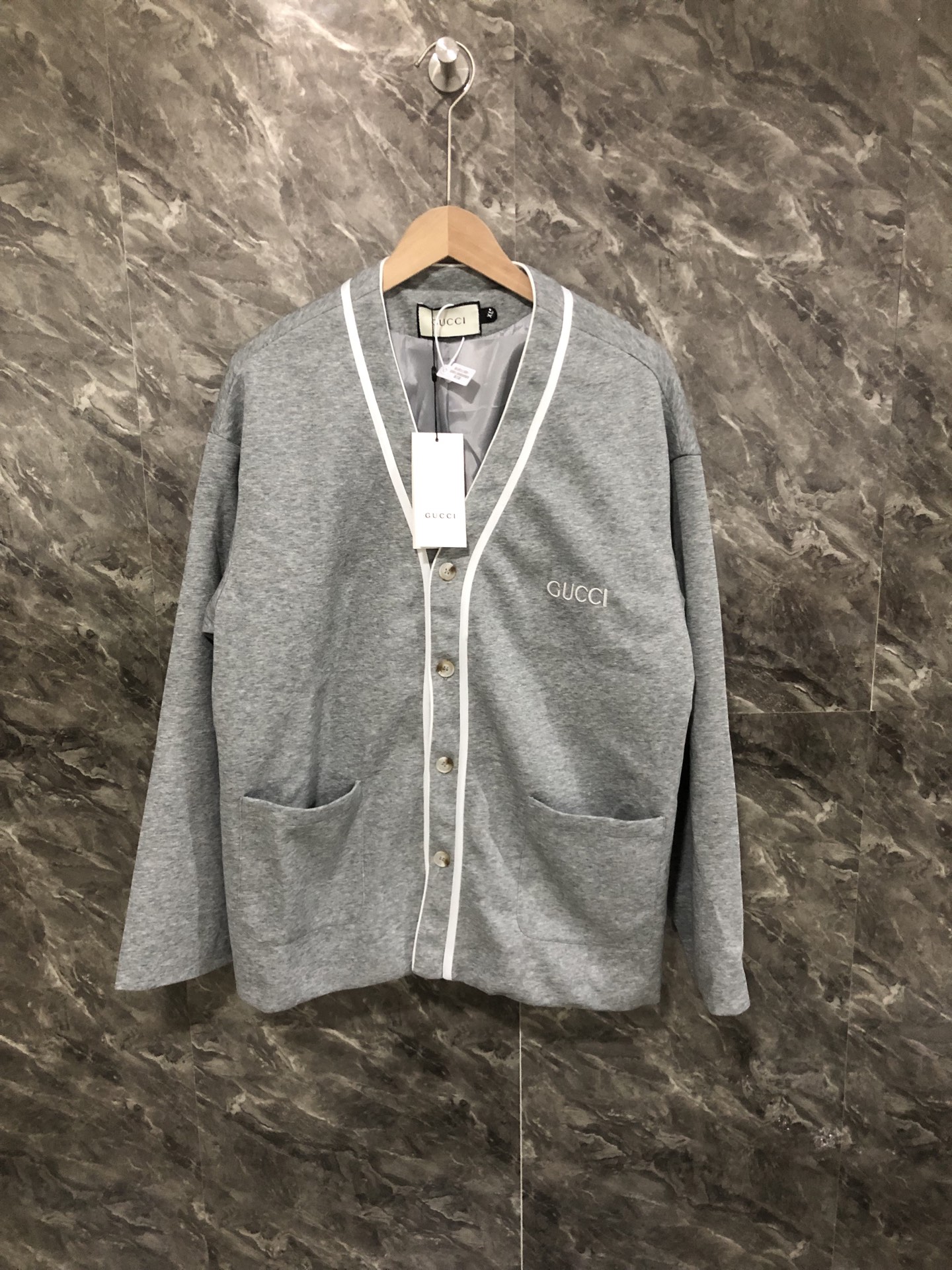 P260
Gucci新款休闲学院风开衫V领经典外套 男女同款 胸前精致刺绣logo 双口袋款式 面料舒适有质感 做工精致 适合春秋季穿着 高级感满满
颜色:灰色
尺码:S码100-120斤,M码120-140斤,L码140-160斤,XL码160-180斤