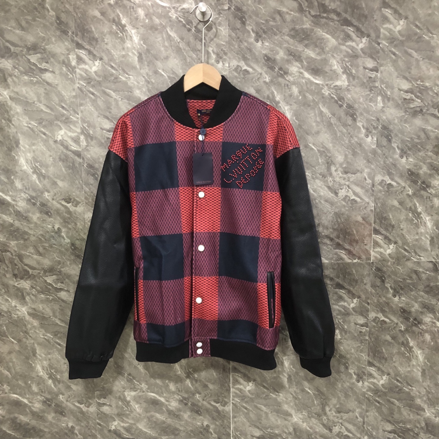 LV 棋盘格定位花棒球服 采用泡珠工艺 一比一还原五金配件, 荔枝纹皮革手袖搭配龙凤尼面料,舒适高档