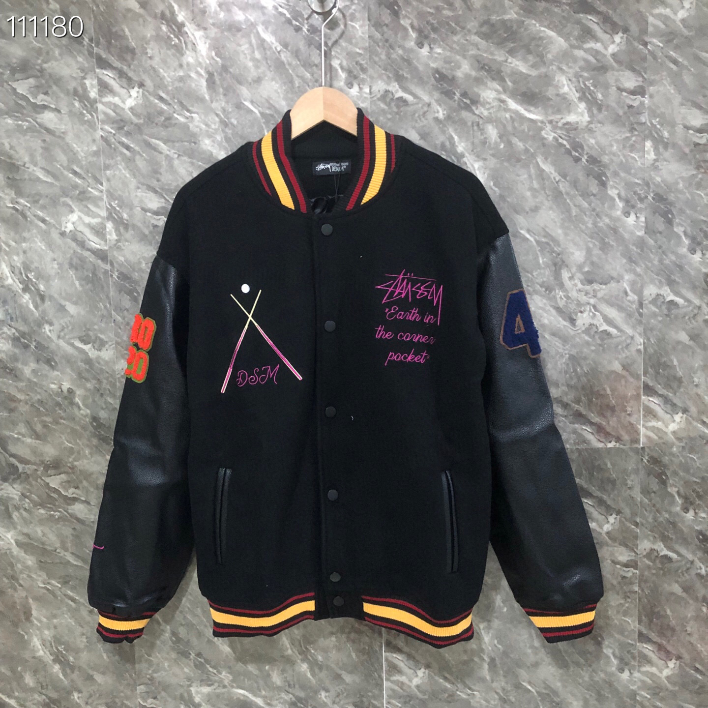 P275 


斯图西黑八棒球服 采用毛巾绣工艺 一比一还原五金配件，
荔枝纹皮革手袖搭配龙凤尼面料，舒适高档
尺码:M L XL XXL