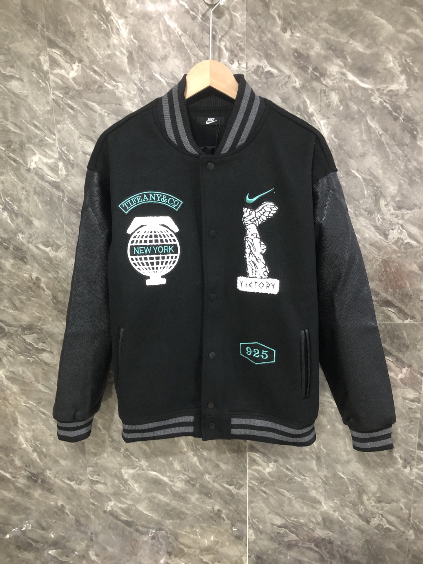 P275 


2024 Nike 詹姆斯同款新款纽约毛巾绣棒球服外套 ，700g龙凤尼搭配荔枝纹皮革。 五金一比一还原
尺码:M,L,Xl,Xxl