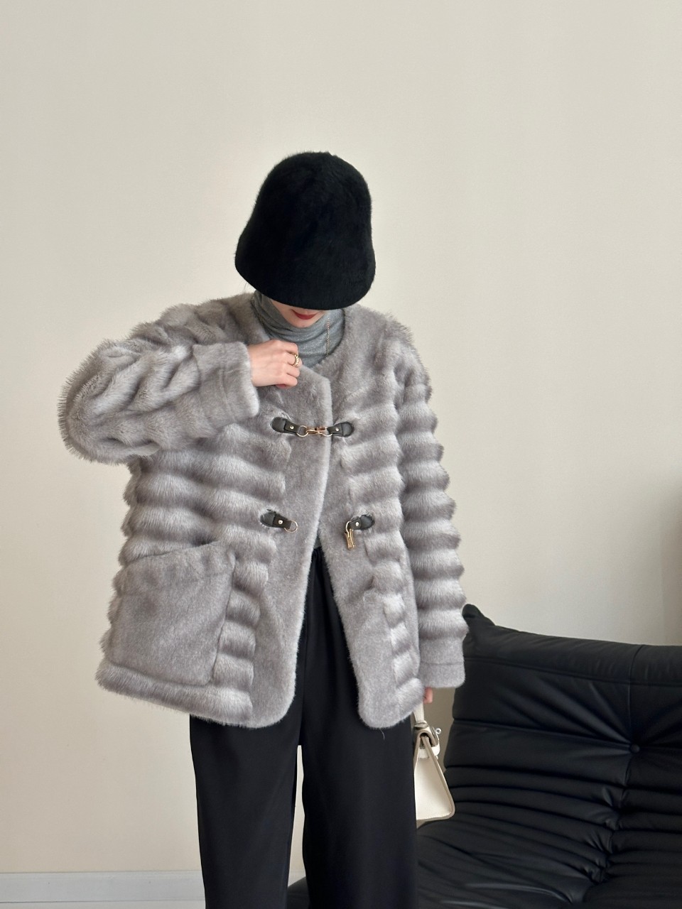 High-End LV Women’s Outfits: Striped Silver Grey, Average Size, Quality Dustproof Bags - 图片 2