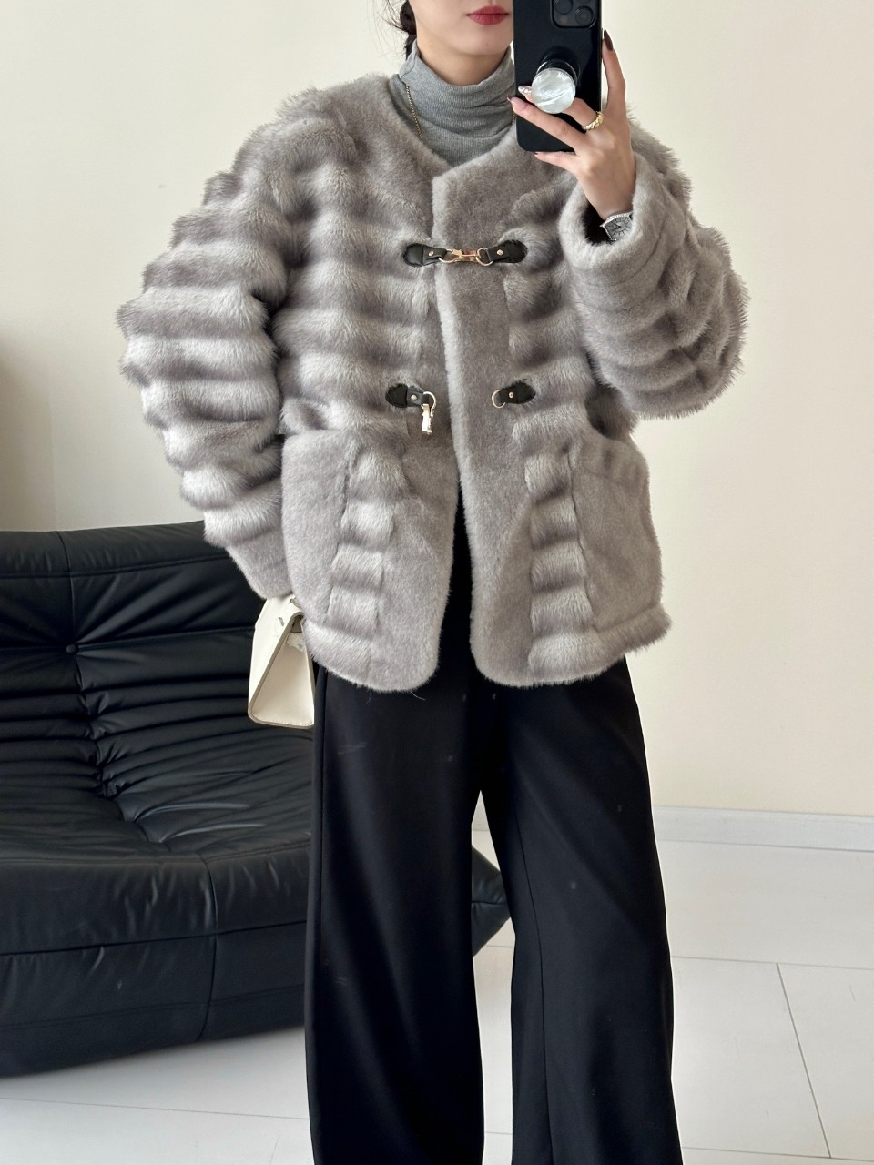 High-End LV Women’s Outfits: Striped Silver Grey, Average Size, Quality Dustproof Bags - 图片 1