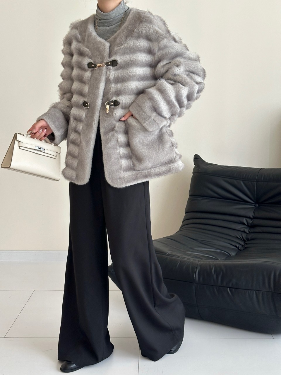 High-End LV Women’s Outfits: Striped Silver Grey, Average Size, Quality Dustproof Bags - 图片 3