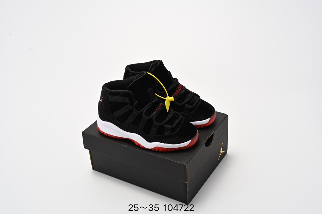 图片[9]-童鞋 Air Jordan 11 Retro GS “Gamma Blue” 低帮伽玛蓝 AJ11 乔丹11代 aj11 乔11 乔丹篮球鞋系列 kicksordie 在他的 instagram 上放出了这款鞋的 GS 版本实物和上脚实拍。鞋身和大底采用黑色和蓝色搭配，飞人刺绣也采用了伽马蓝色，而后跟的数字 “23” 刺绣则采用了黄色。 尺码：如图-选品中心